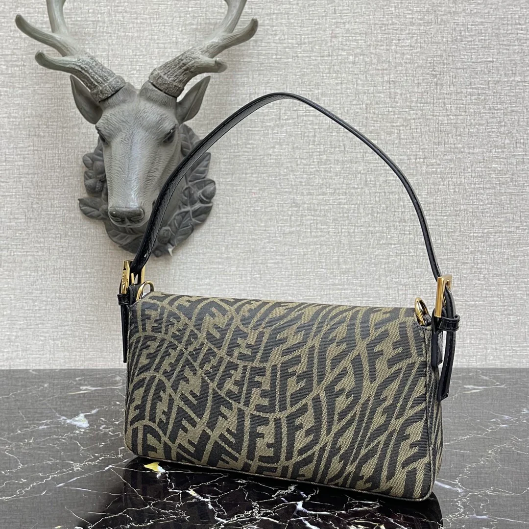 Сумка-багет Fendi из жаккардовой ткани средней длины.