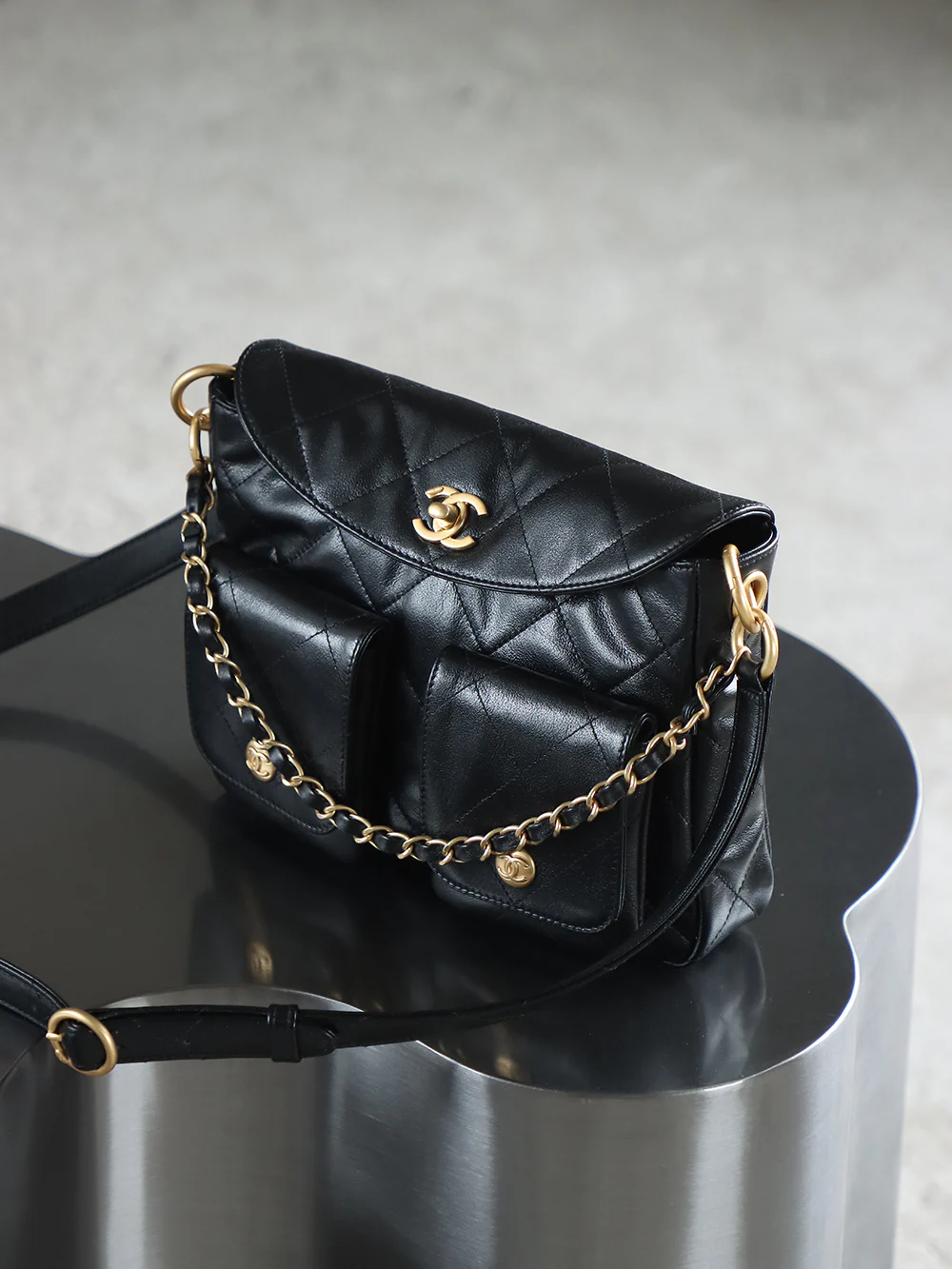 Сумка-хобо Chanel 24p Messenger, маленькая, черная, с золотой пряжкой.