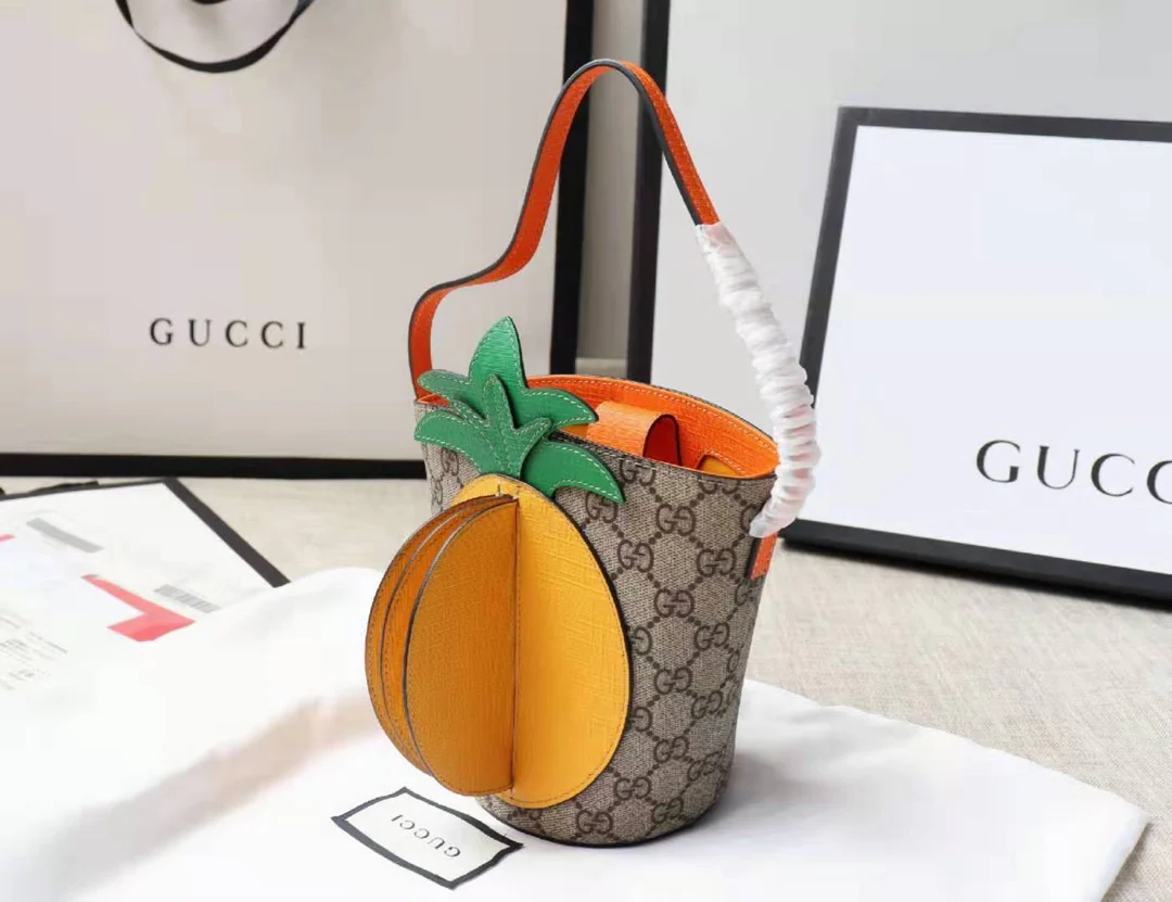 Сумка-ведро Gucci в форме ананаса