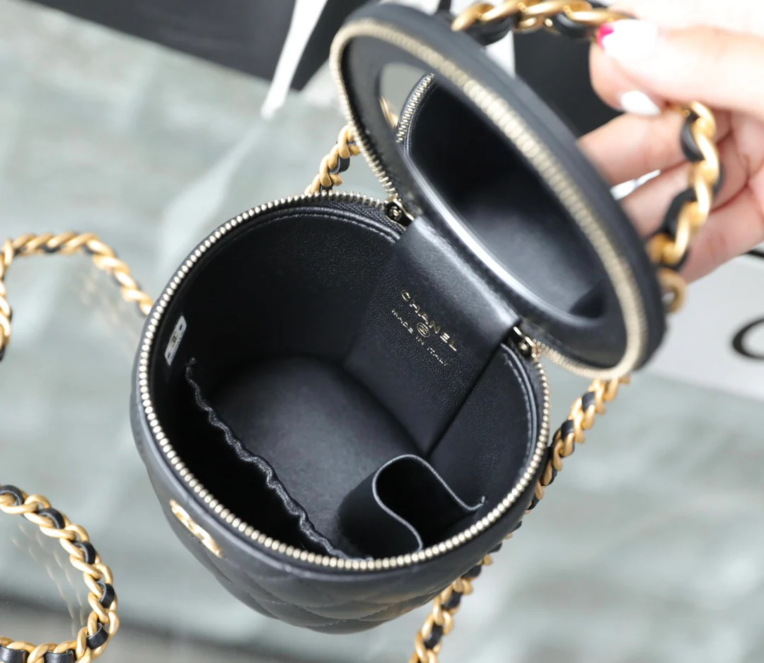 Миниатюрная косметичка Chanel Métiers d'Art с цепочкой на ручке, из овечьей кожи.