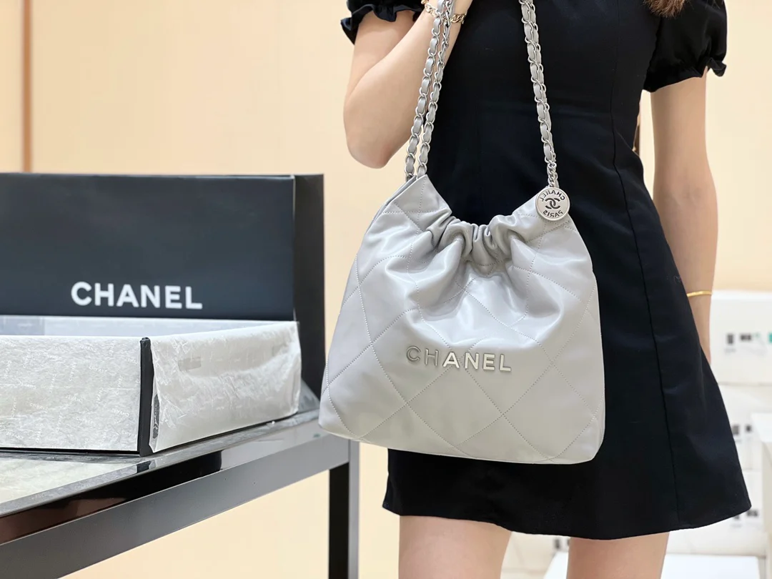 Сумка Chanel 22, средне-серый цвет - на фото.