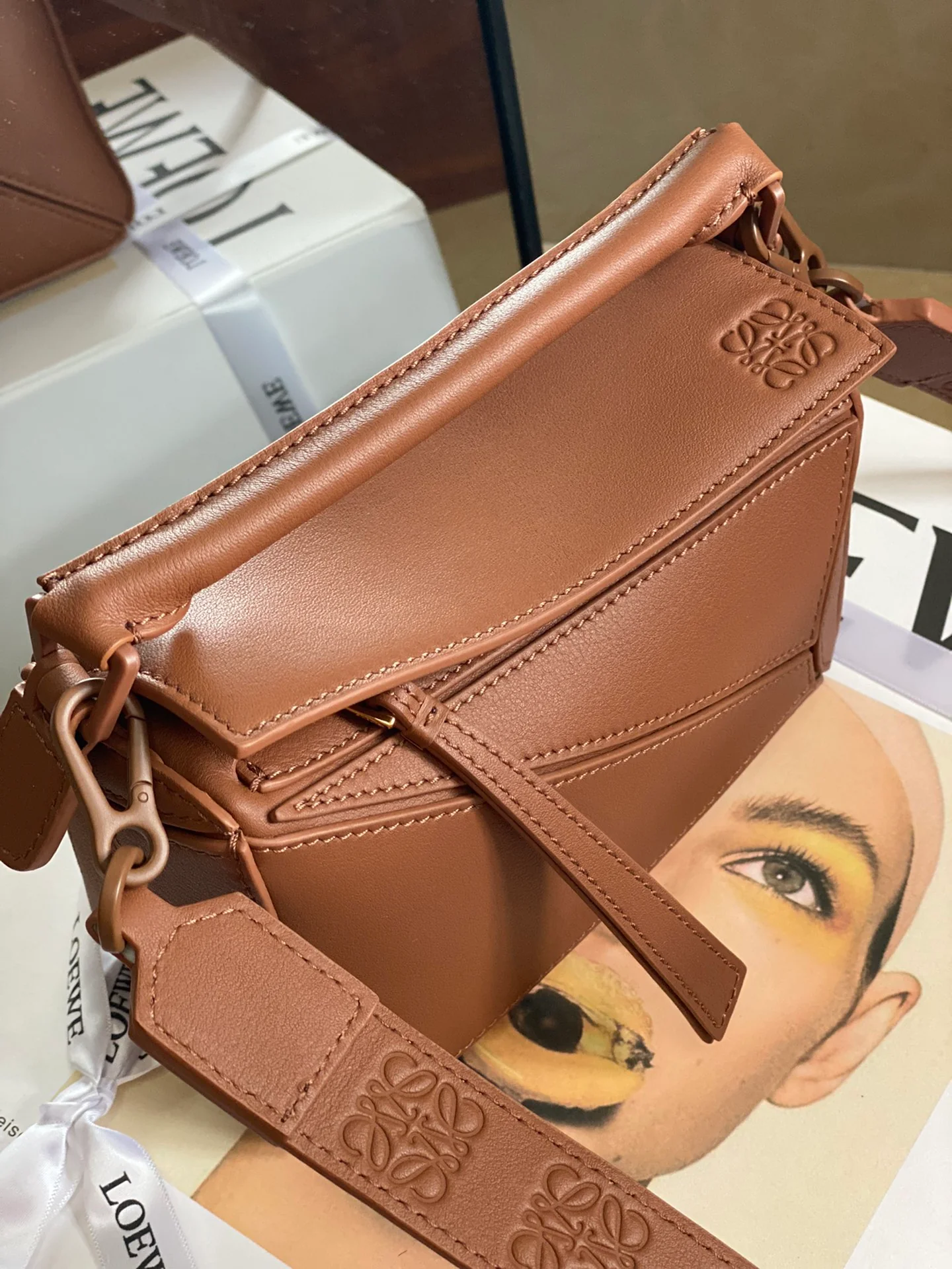 Мини-платье Loewe Puzzle из атласной кожи, карамельного цвета.