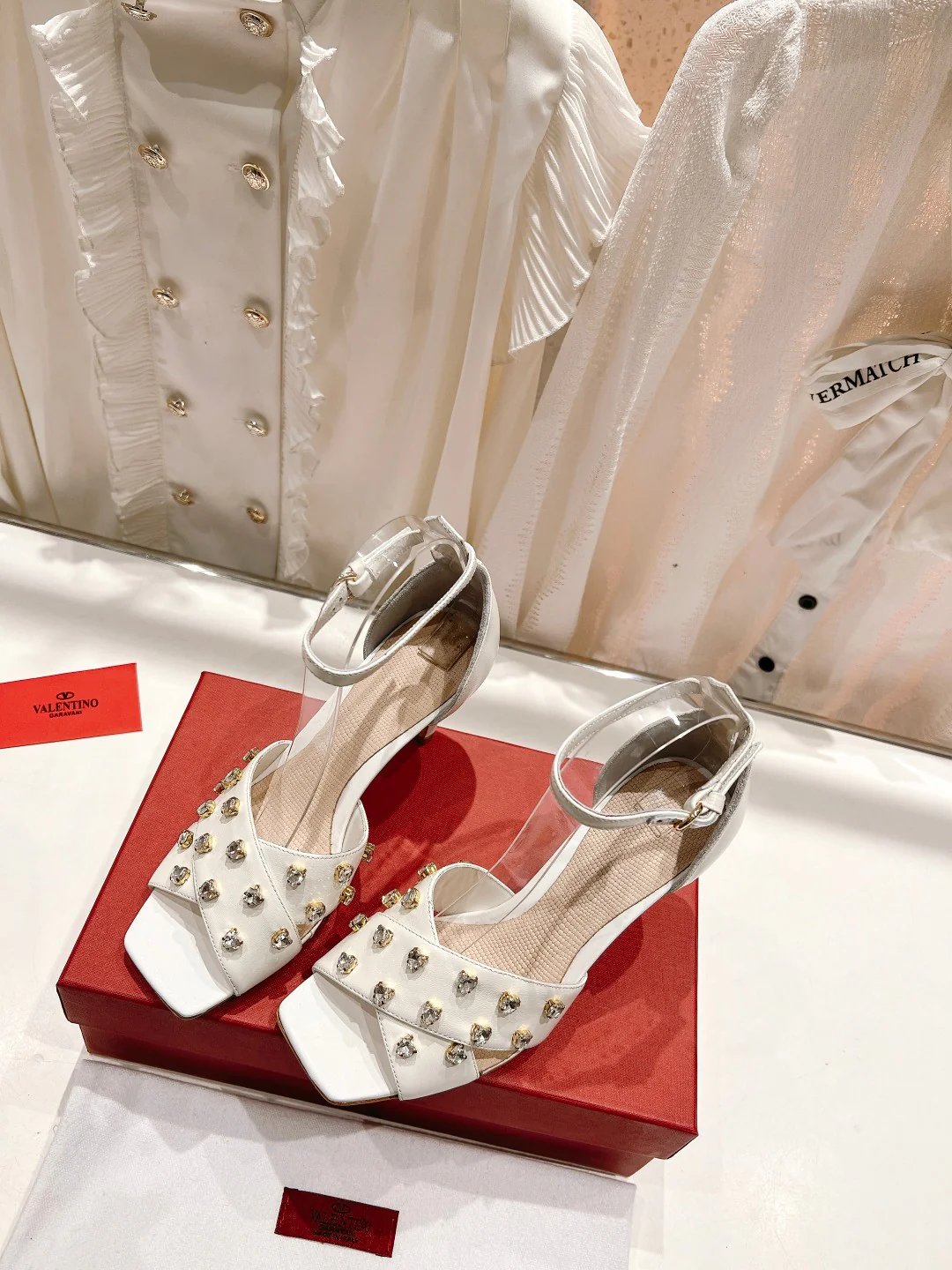 Новинка сезона весна/лето 2023 от Valentino - Босоножки на высоком каблуке со стразами - 7-5 см - Белые