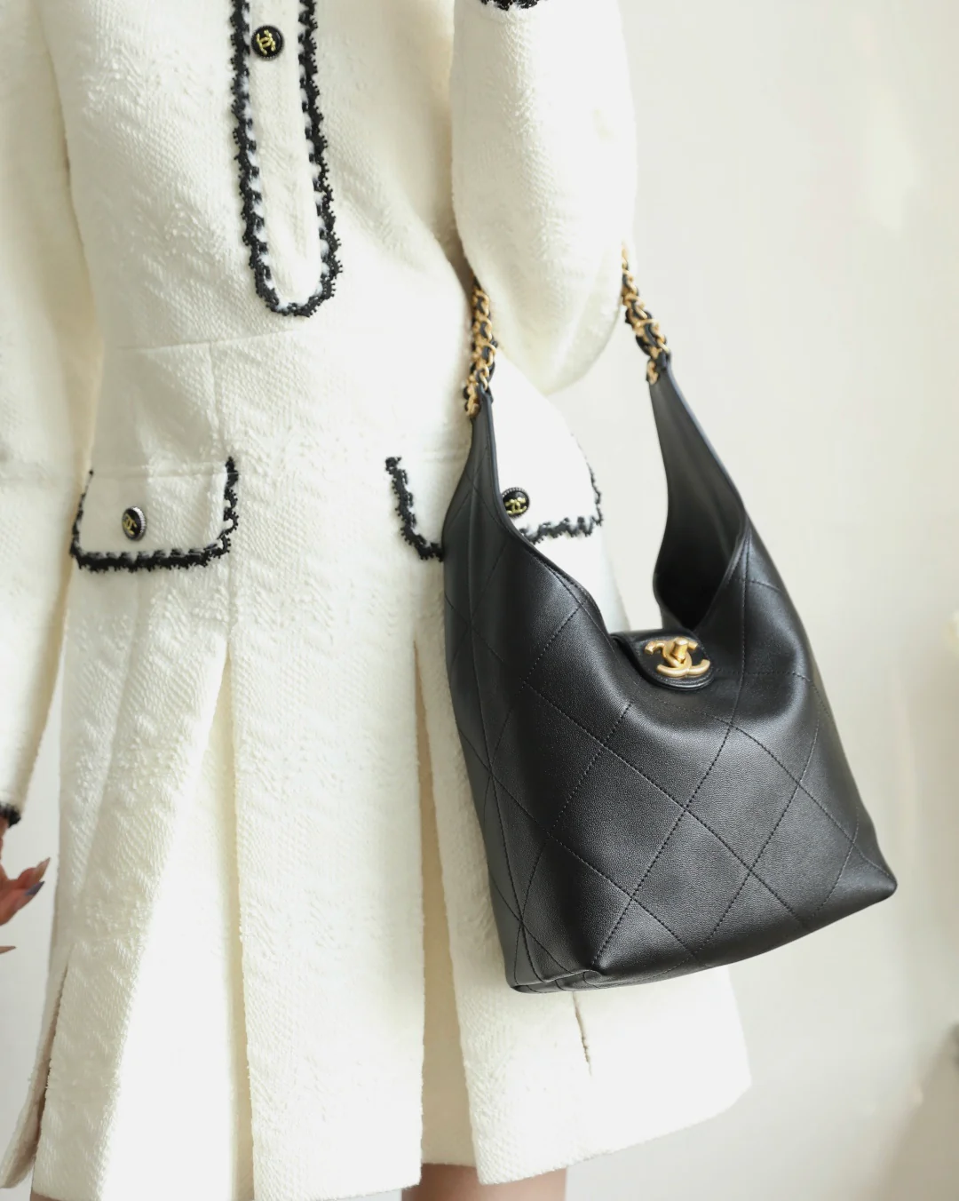 Маленькая черная сумка-хобо Chanel Hobo Hobby Bag - 25 пенсов.