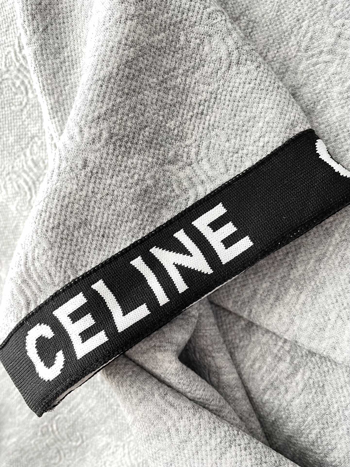 Комплект Celine-2403: футболка с коротким рукавом и повседневные брюки с тисненым узором ?Триумфальная арка? — серый.