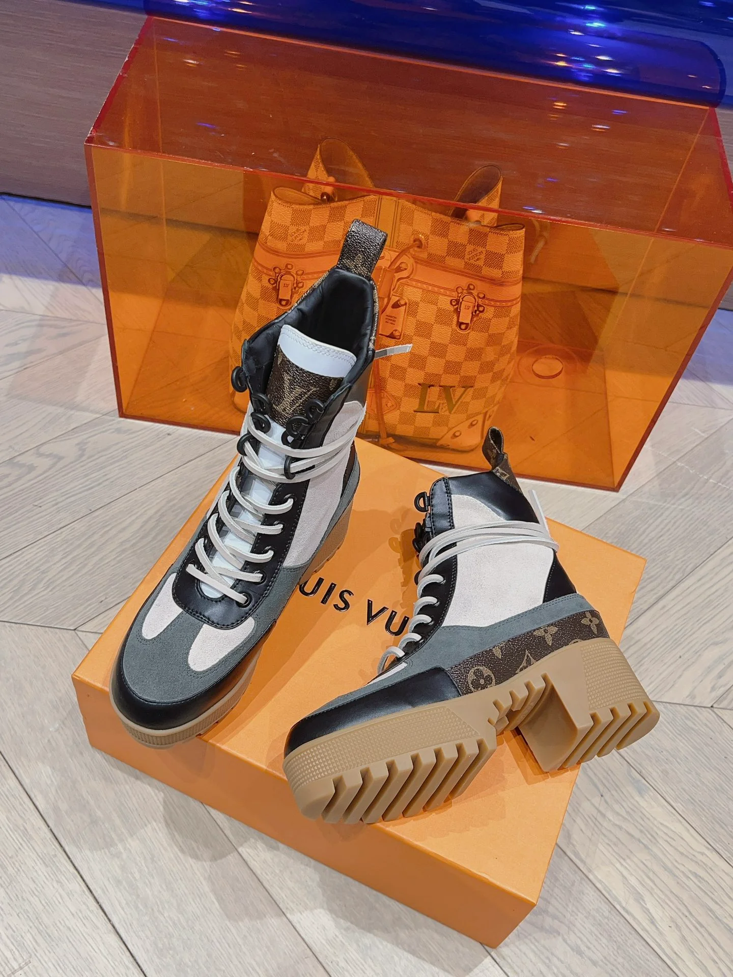 Классические ботинки Dr. Martens на высоком каблуке от LV — белые, с монограммой.