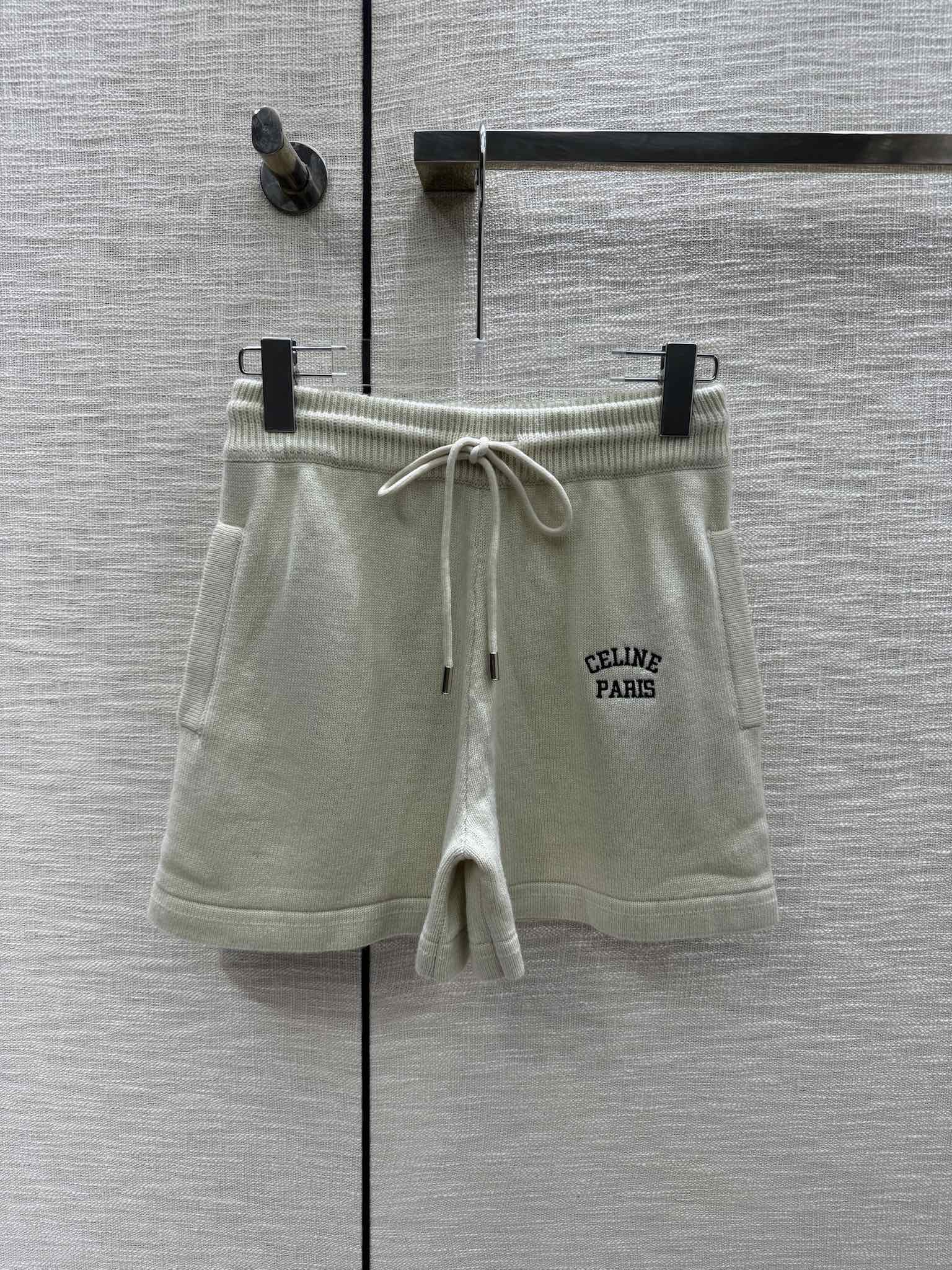 Комплект из трикотажа с ребристым воротником и короткими рукавами из коллекции Celine весна/лето 2024.