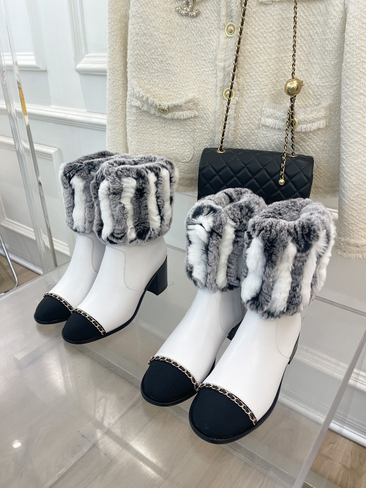 Новинка весны 2022 года от Chanel - меховые ботильоны - белые.