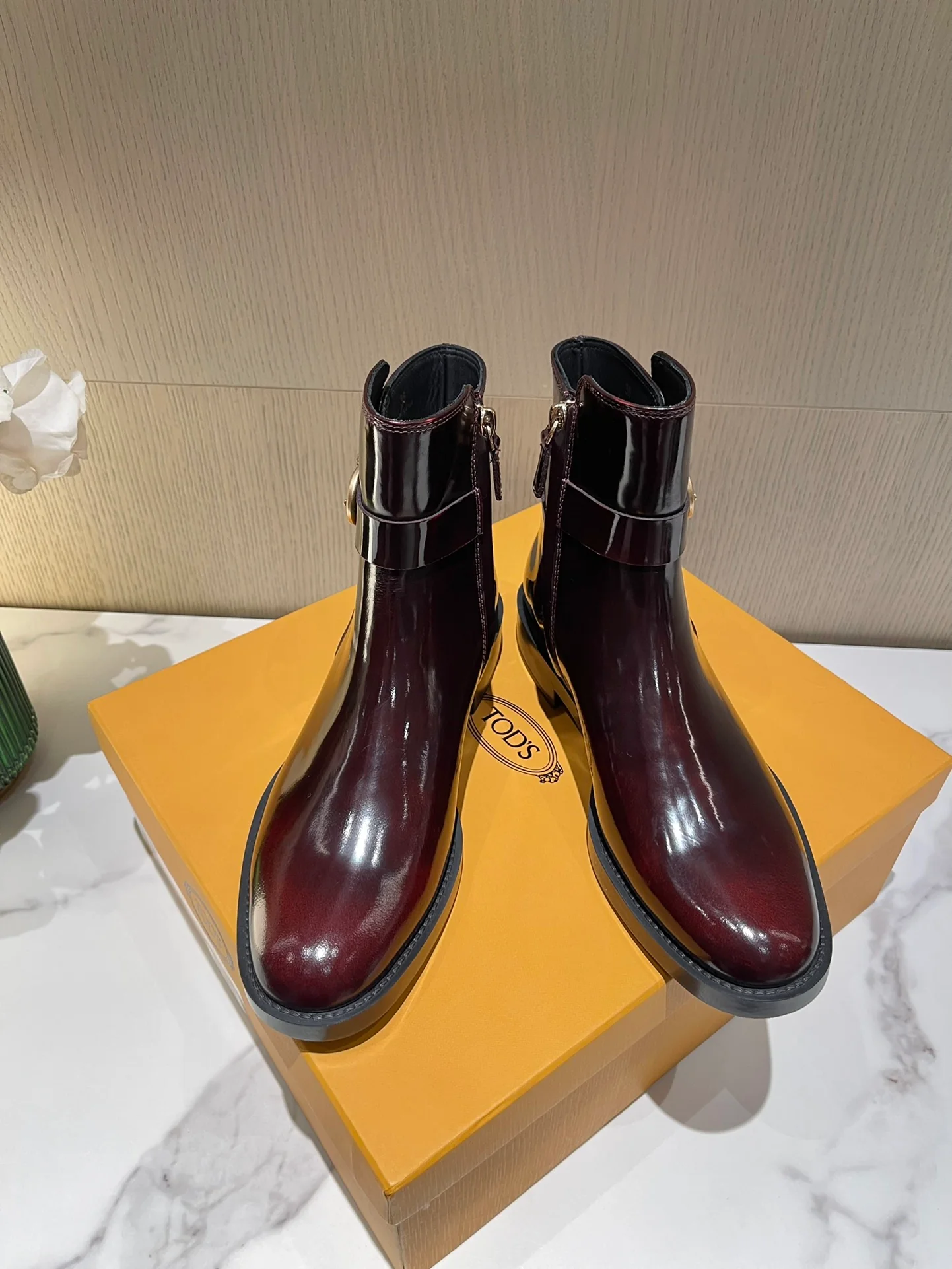 Tods - Новинка сезона осень/зима 2022 - Ботильоны с разрезом и бисером - 1