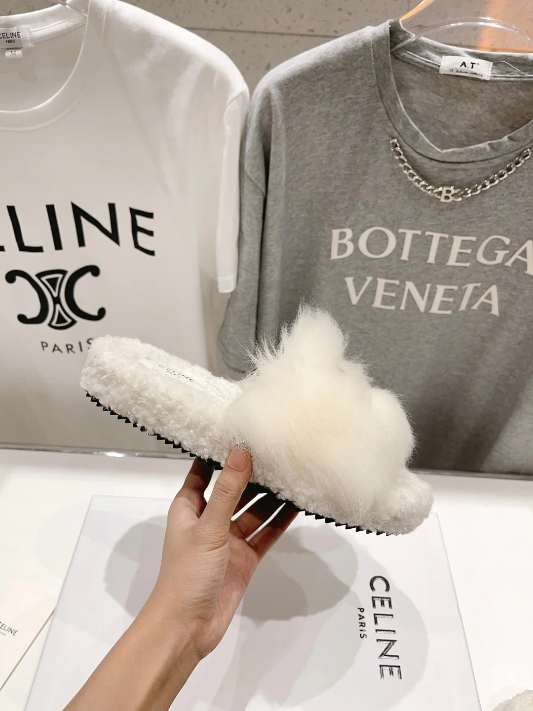 Новинка сезона осень/зима 2023 от Celine - Шерстяные тапочки - Перекрестный крой - Белый - 1