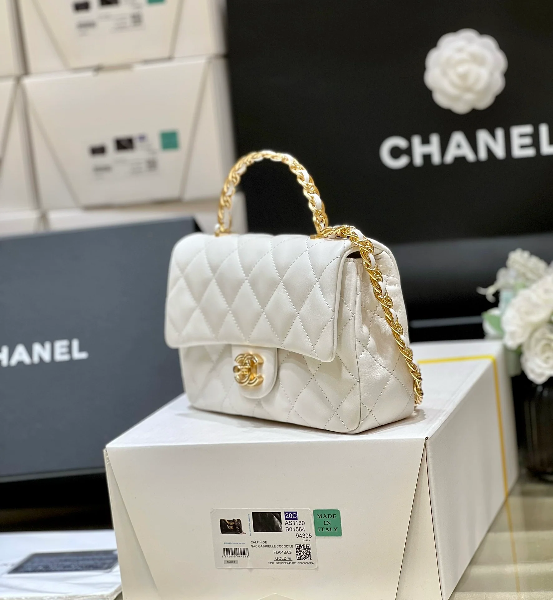Новинка сезона весна/лето 2023 от Chanel - сумка из овечьей кожи CF - белая.