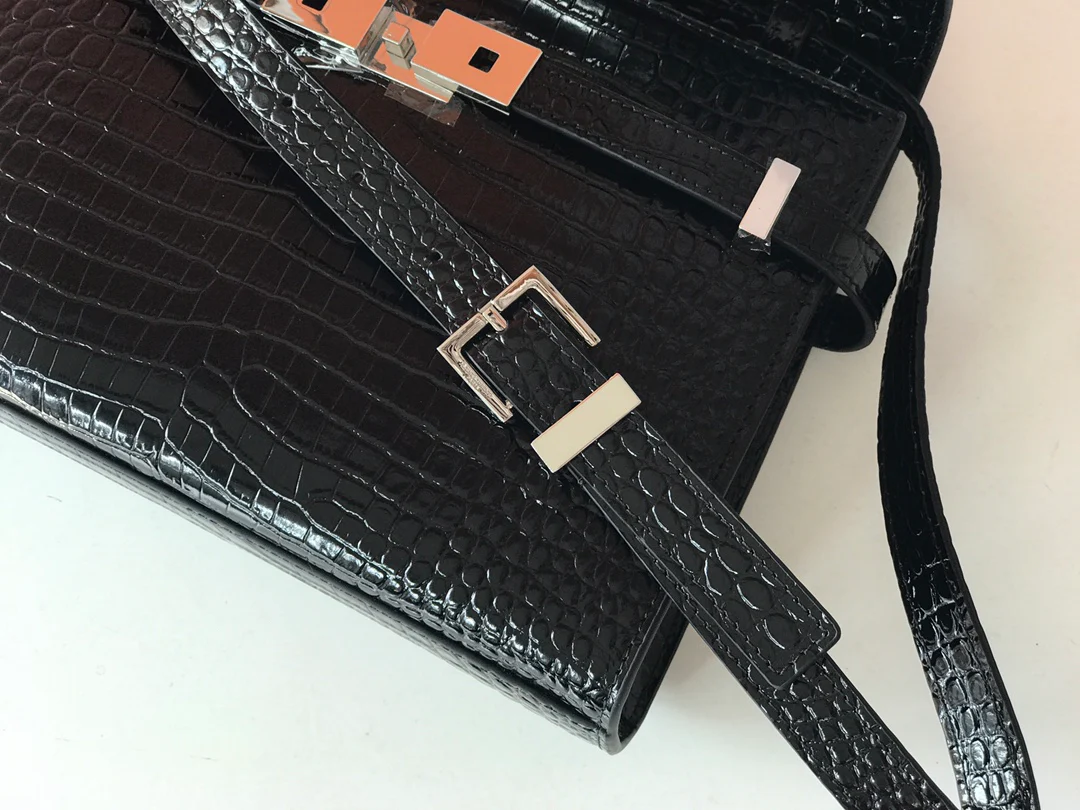 Сумка YSL Manhattan, маленькая, с фурнитурой из серебра с тиснением под крокодиловую кожу.