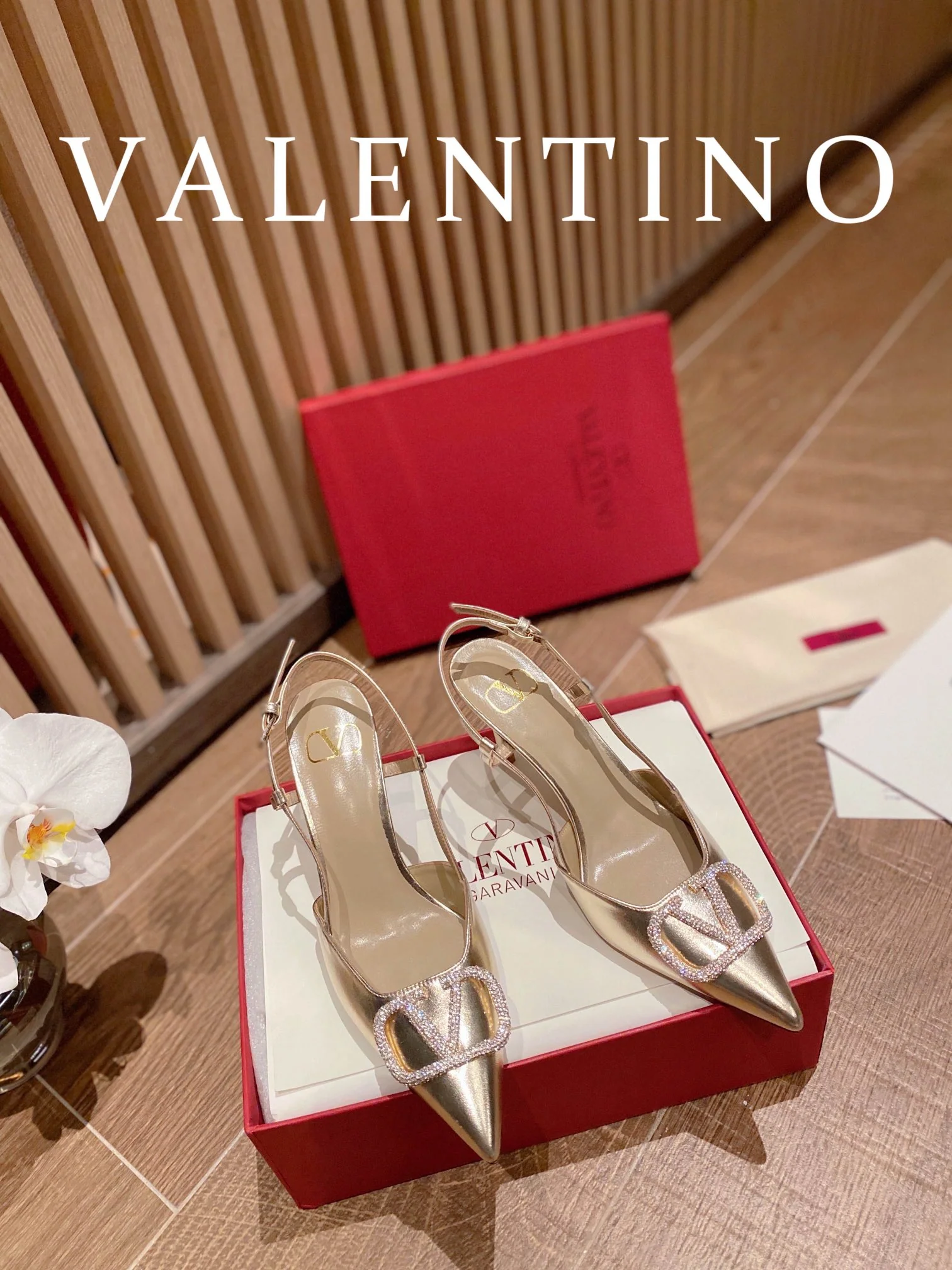 Туфли Valentino на каблуке с V-образной пряжкой и бриллиантами, открытые сзади, цвет розовое золото.