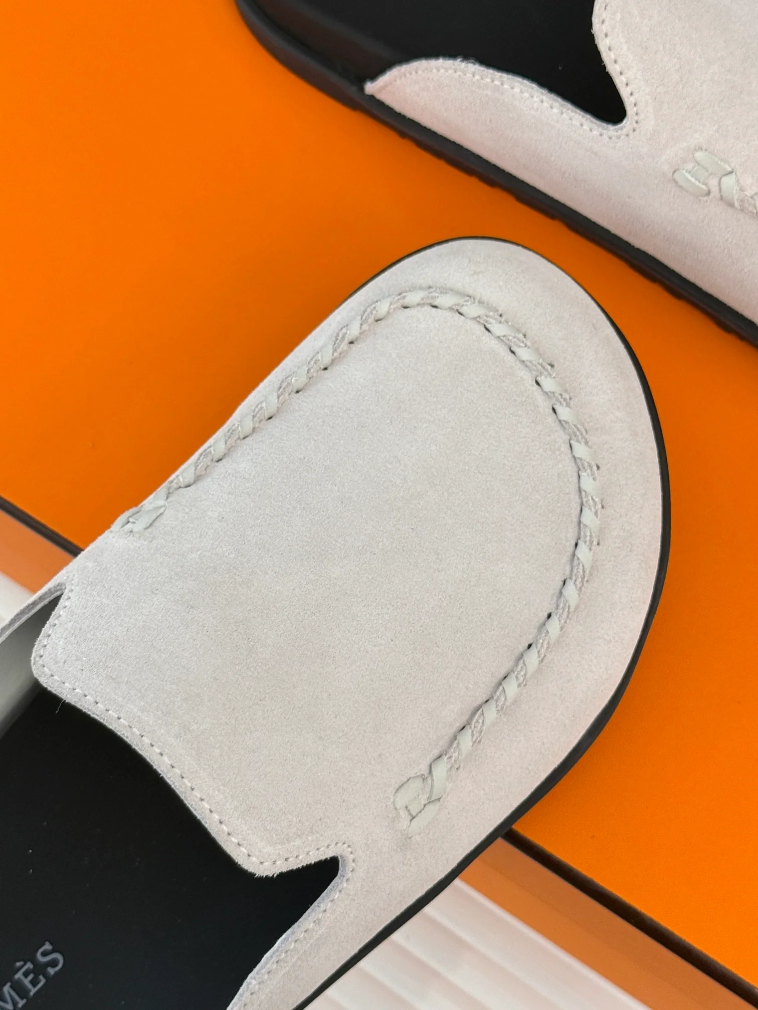 Классические кожаные тапочки Birkenstock Hermes 2024 — светло-серые.