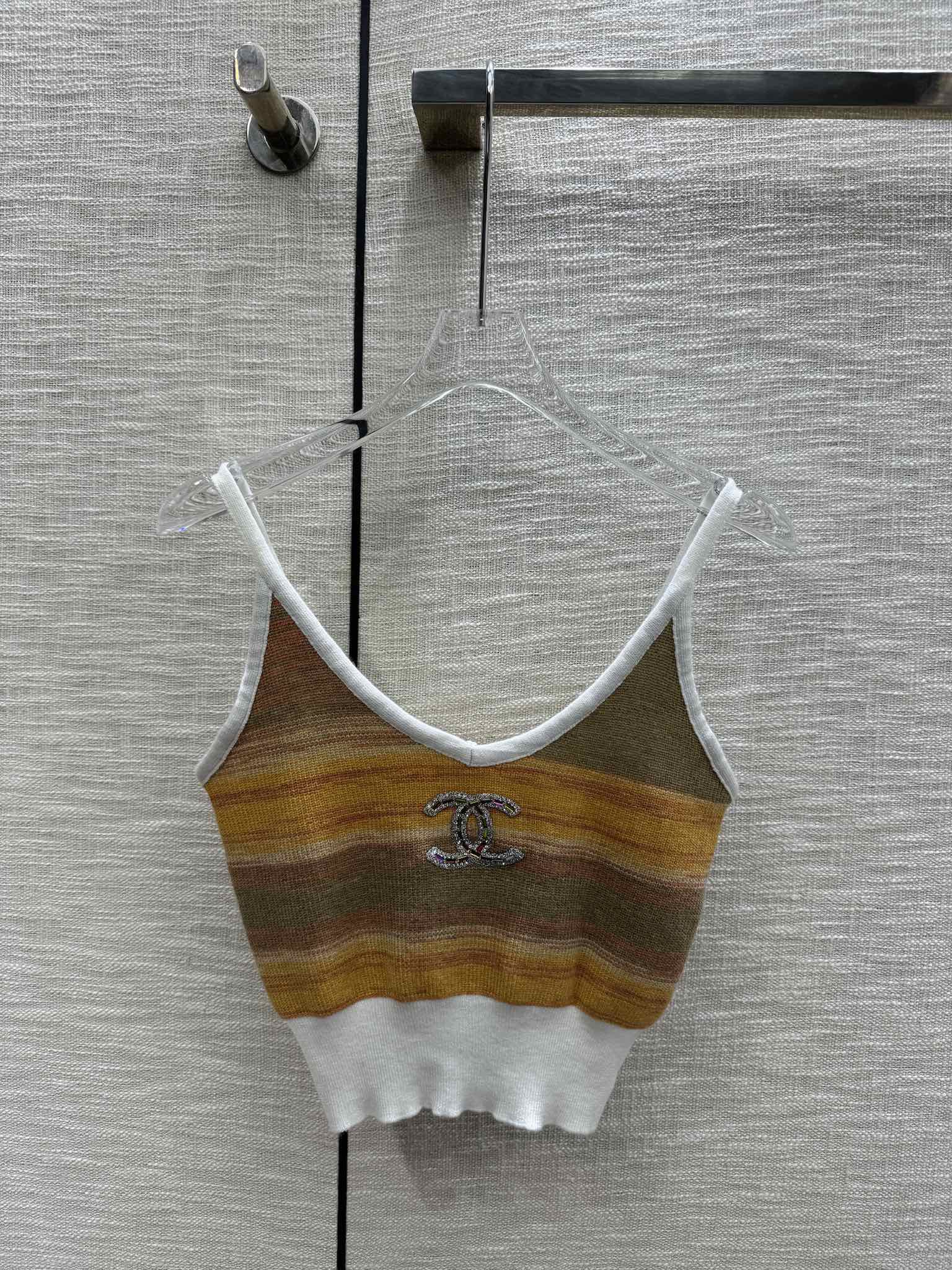 Вязаная майка Chanel 2403 с V-образным вырезом и цветными блоками – желтая