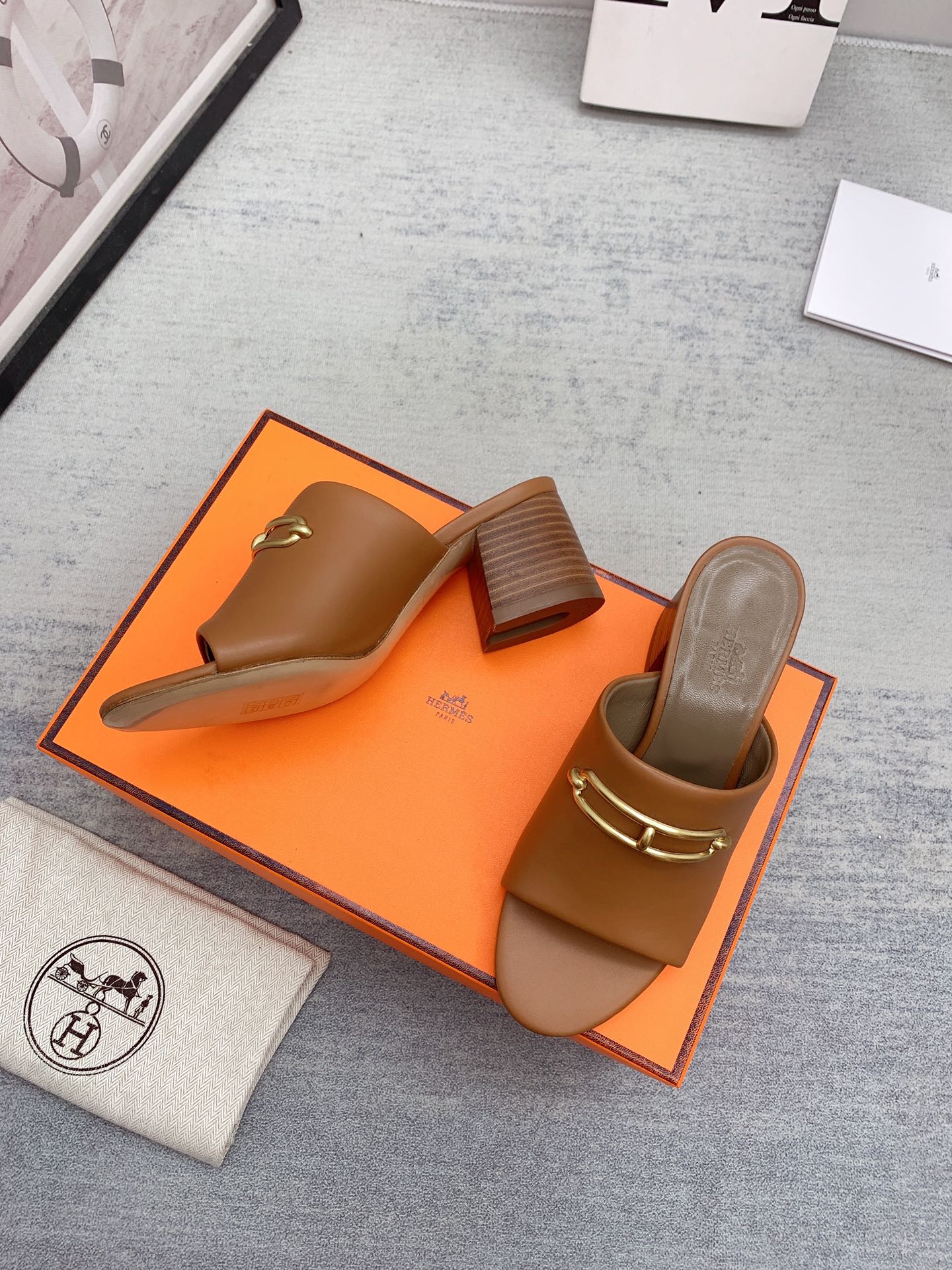 Новинка сезона весна/лето 2022 от Hermes — высококачественные сандалии на массивном каблуке.