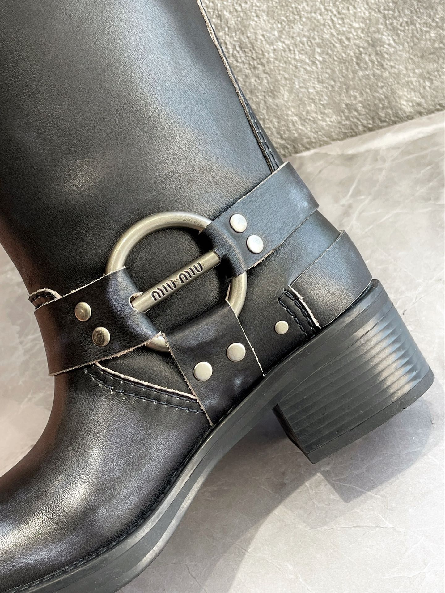 Новинка осенне-зимней коллекции Miu Miu 2022 — сапоги в стиле вестерн — черные.