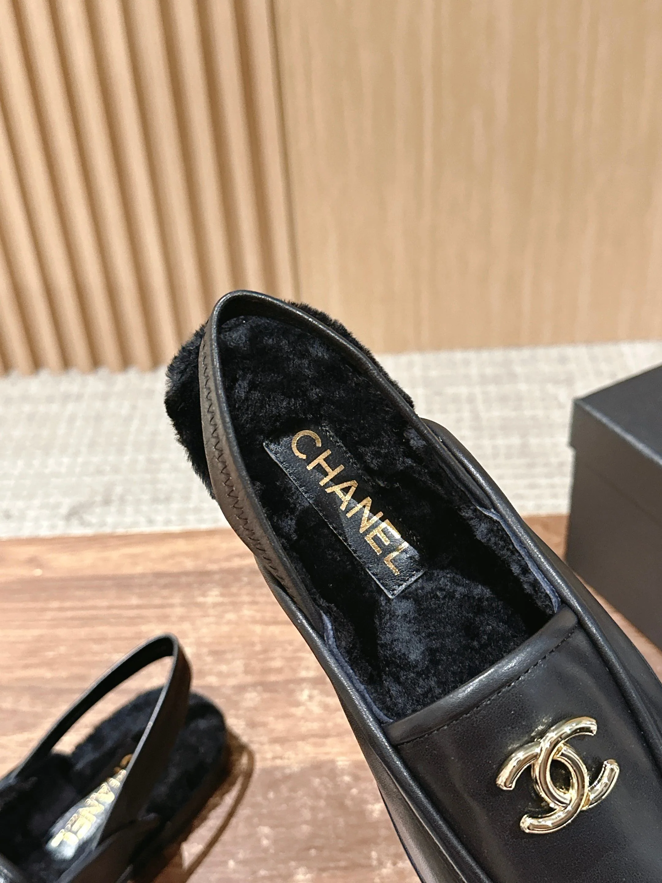 Новинка сезона ?Начало осени? от Chanel — Меховые туфли — Черная кожа