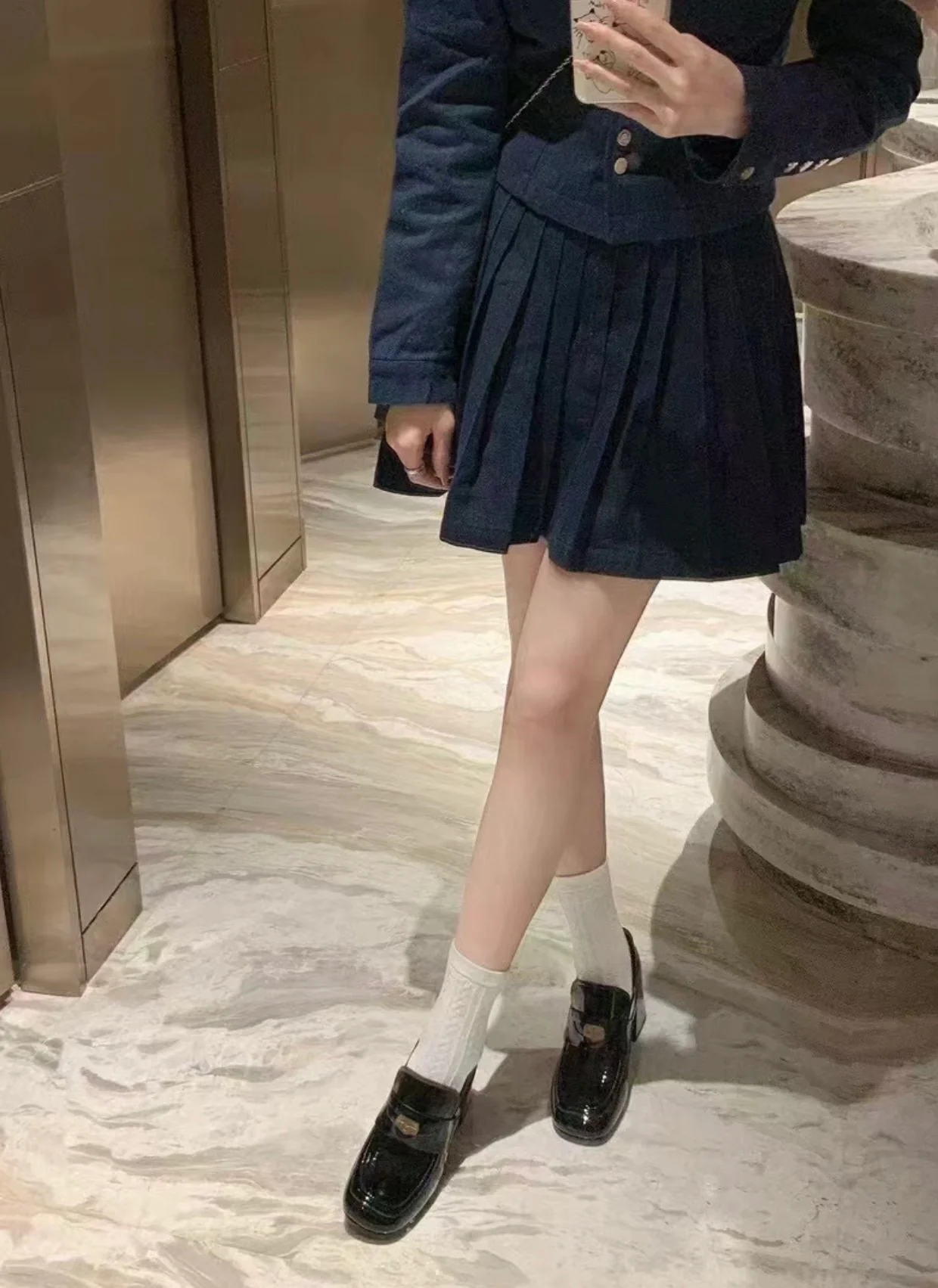 Новинка Miu Miu 2023 года - Лоферы на массивном каблуке с золотыми монетками - Черные