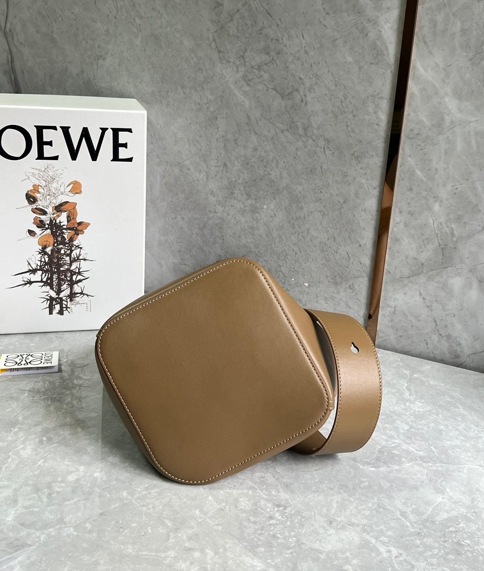 Сумка-ведро Loewe Pebble - коричневая