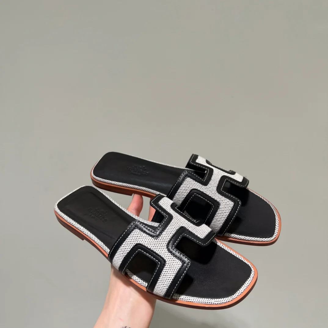 Новинка сезона весна/лето 2022 от Hermes - плоские тапочки H - 3