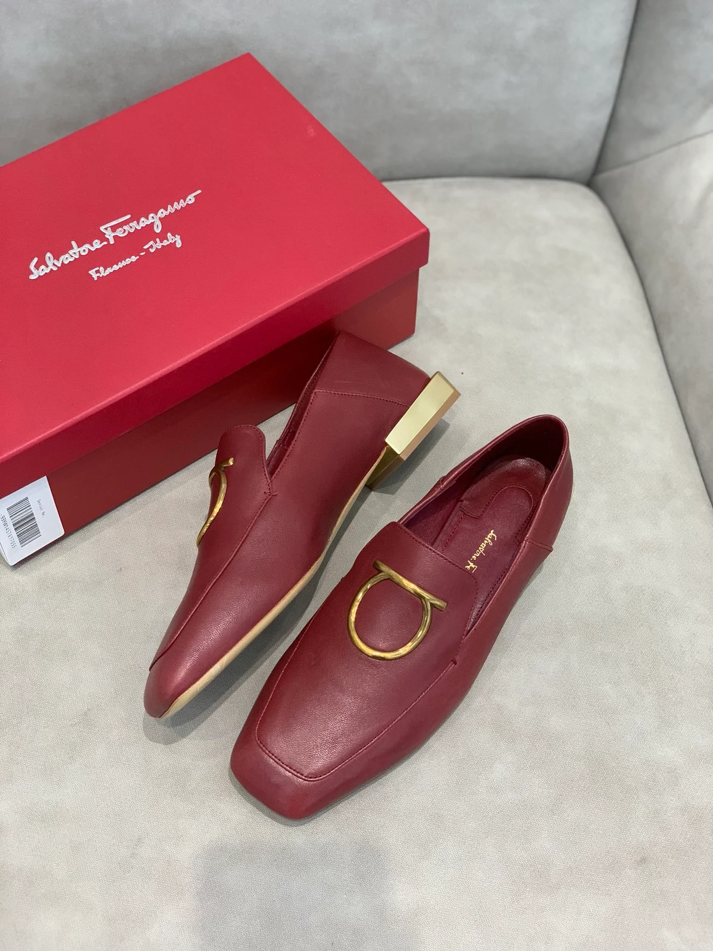 Туфли Salvatore Ferragamo - пряжка в форме подковы - каблук 2 см - лоферы - красные
