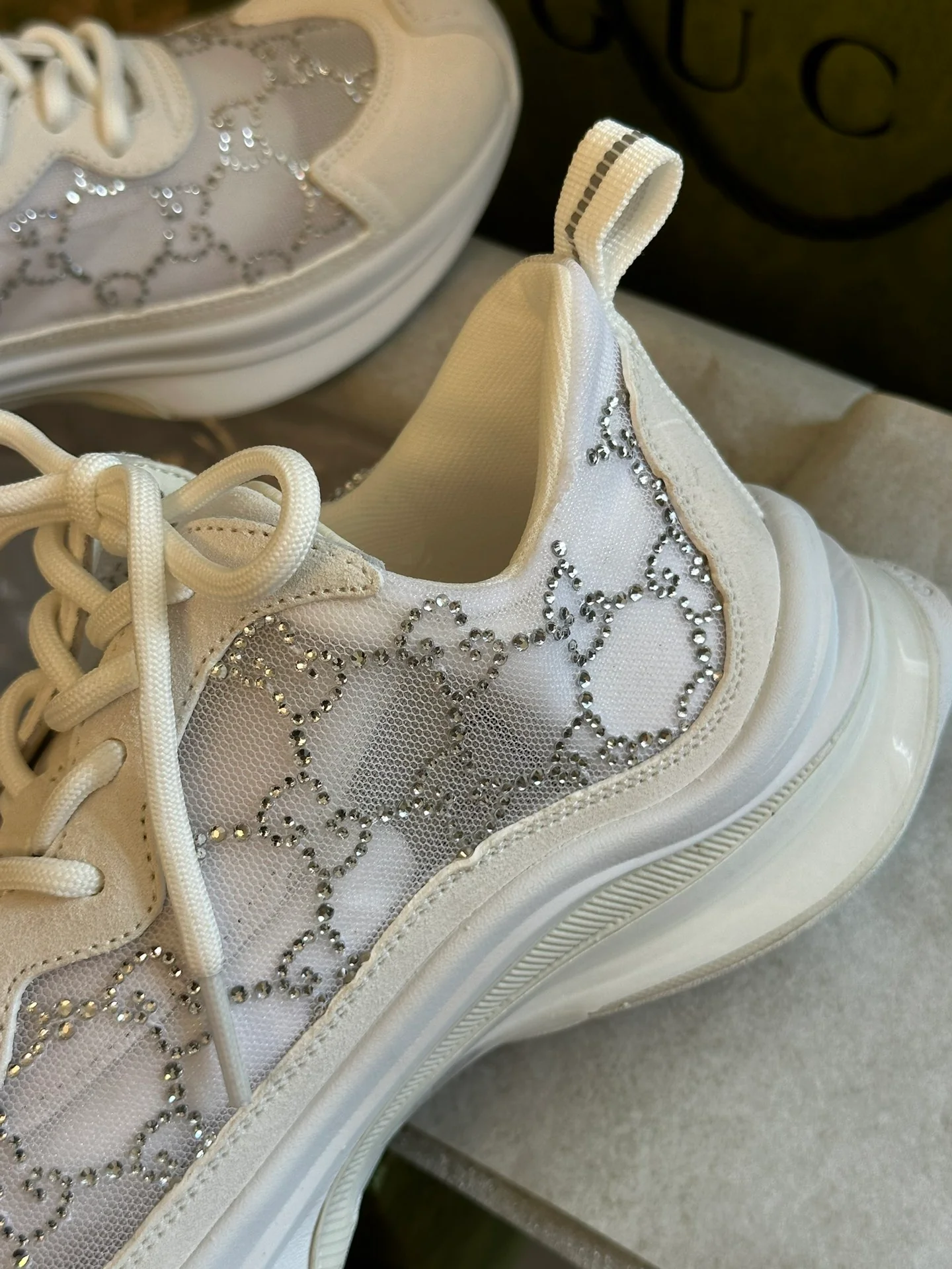 Gucci - Замшевые кроссовки с кристаллами и стразами, белые