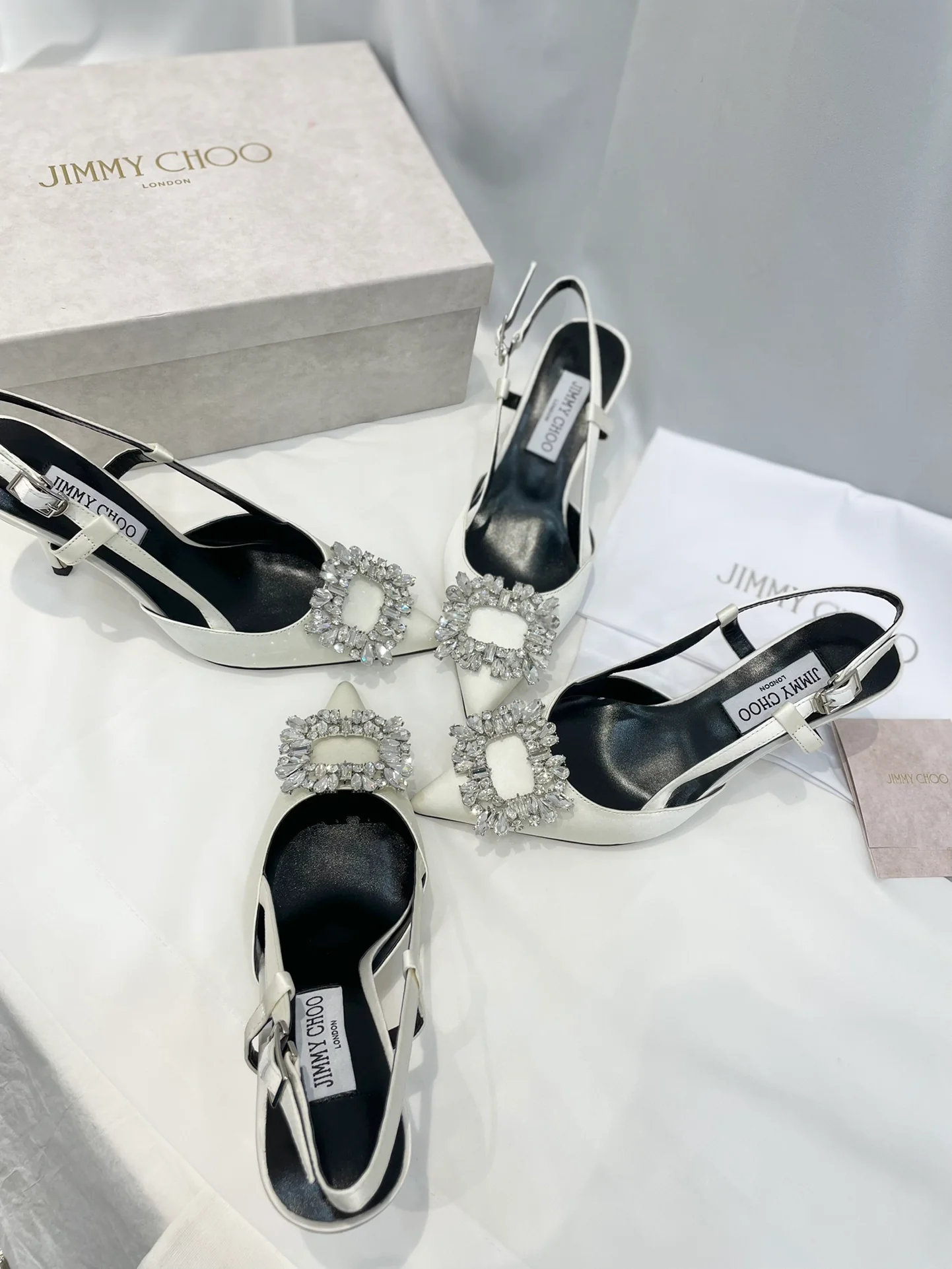 Серия Jimmy Goddess - Туфли на высоком каблуке с бриллиантовой пряжкой - Белые