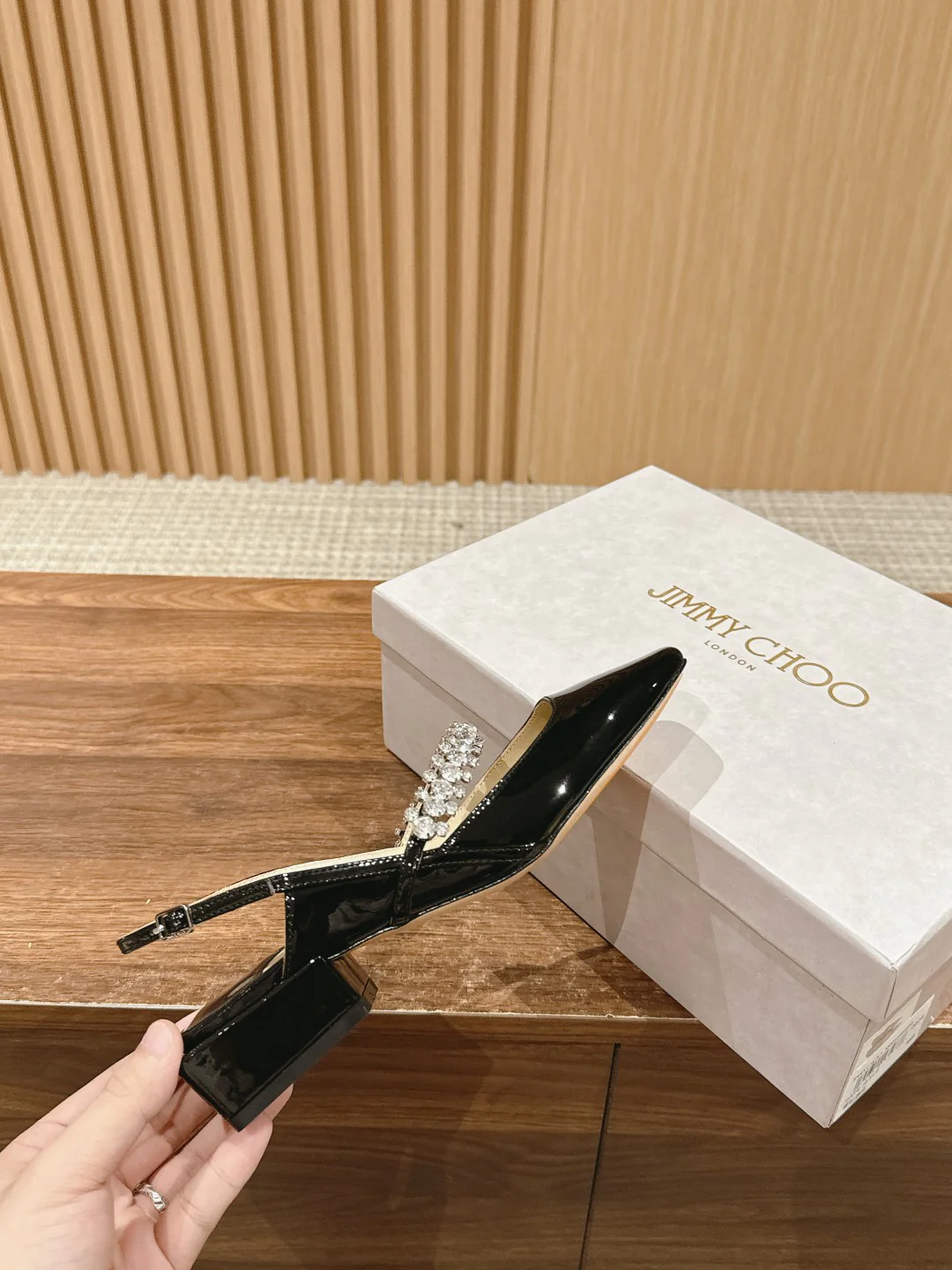 Сандалии Jimmy Mary Jane с кристальной цепочкой на пятке - черные