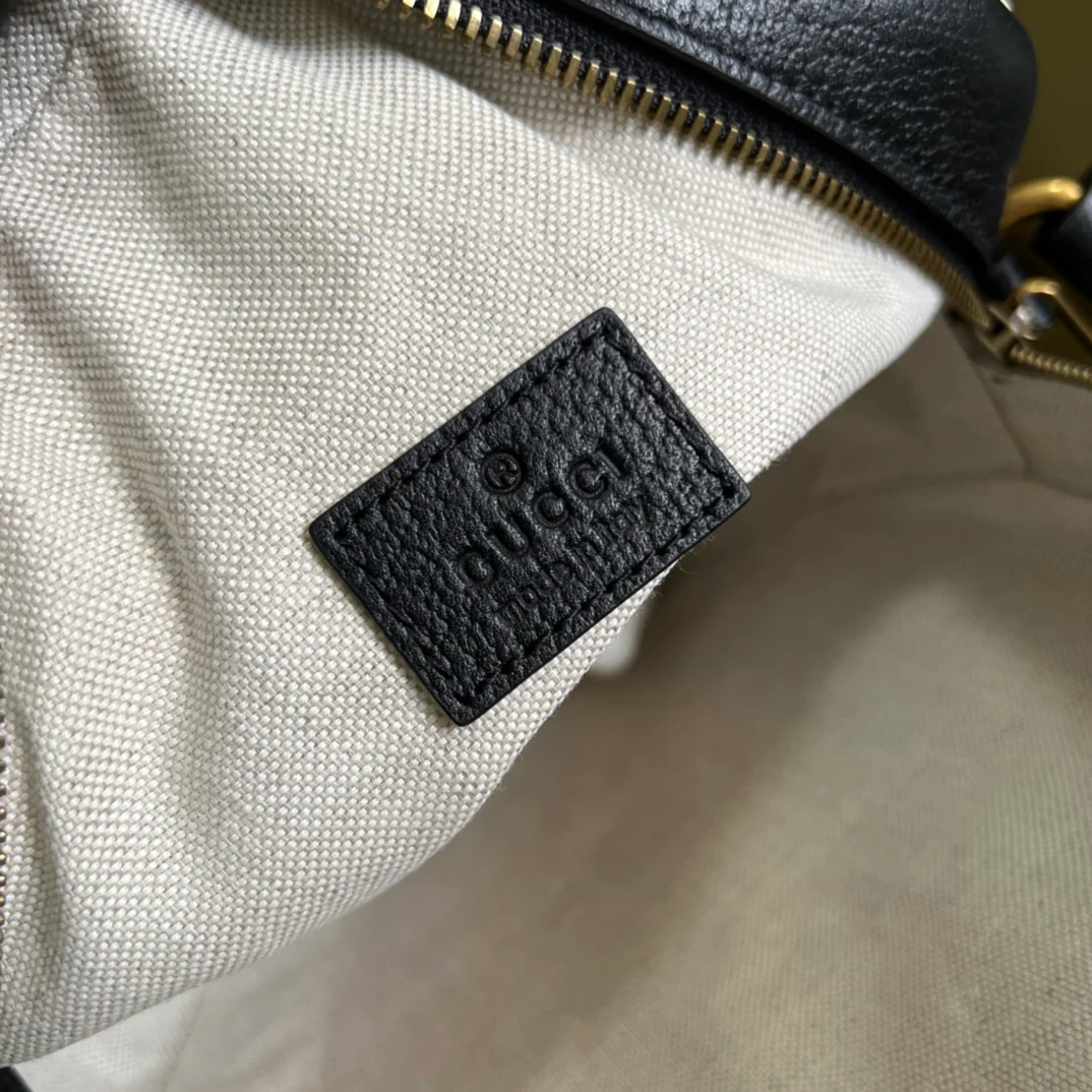 Сумка через плечо, созданная в рамках коллаборации Gucci-adidas x Gucci, 22x22x7 см, черная с контрастными вставками.