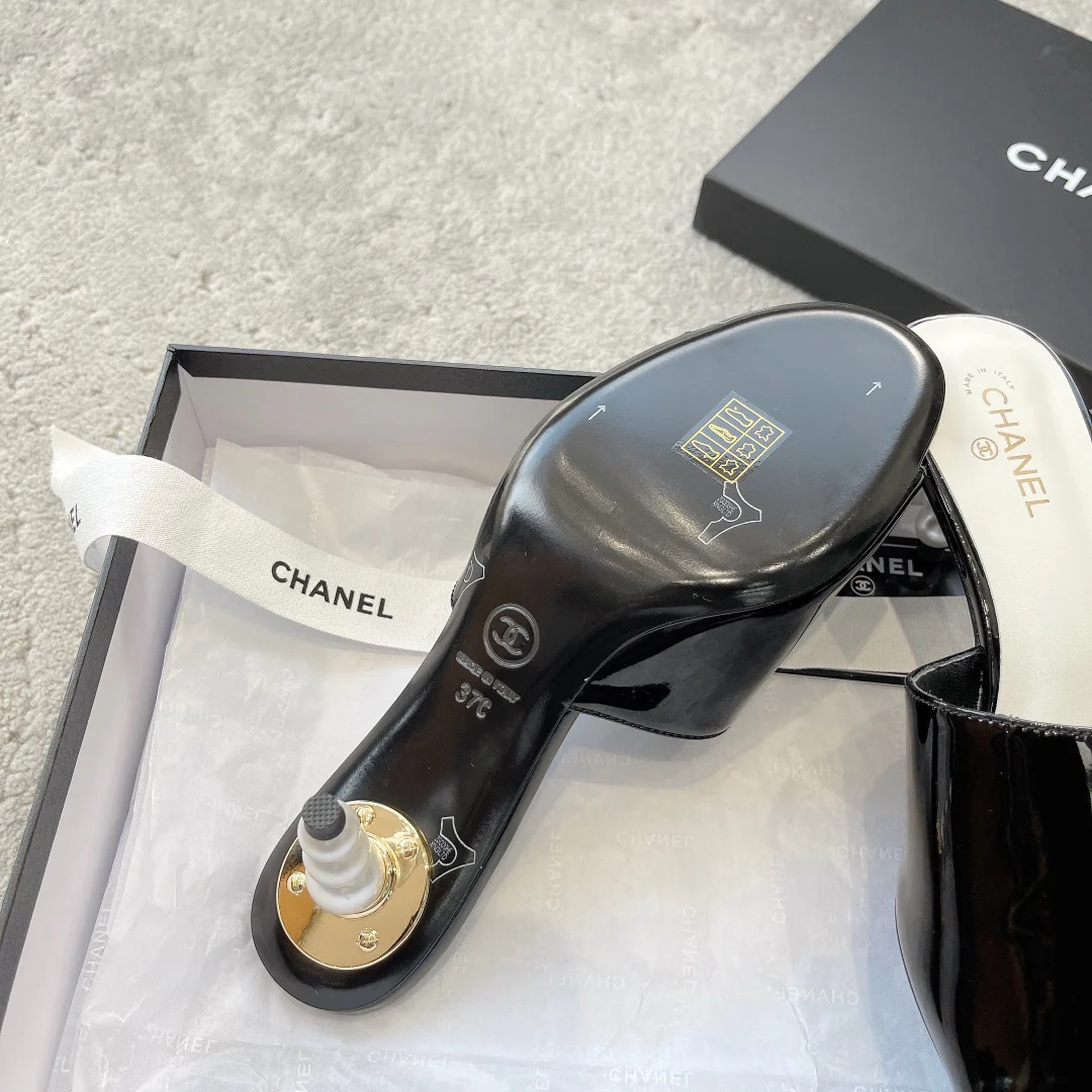 Новинка сезона весна/лето 2023 от Chanel - Босоножки на среднем каблуке с жемчужным верхом - Черные