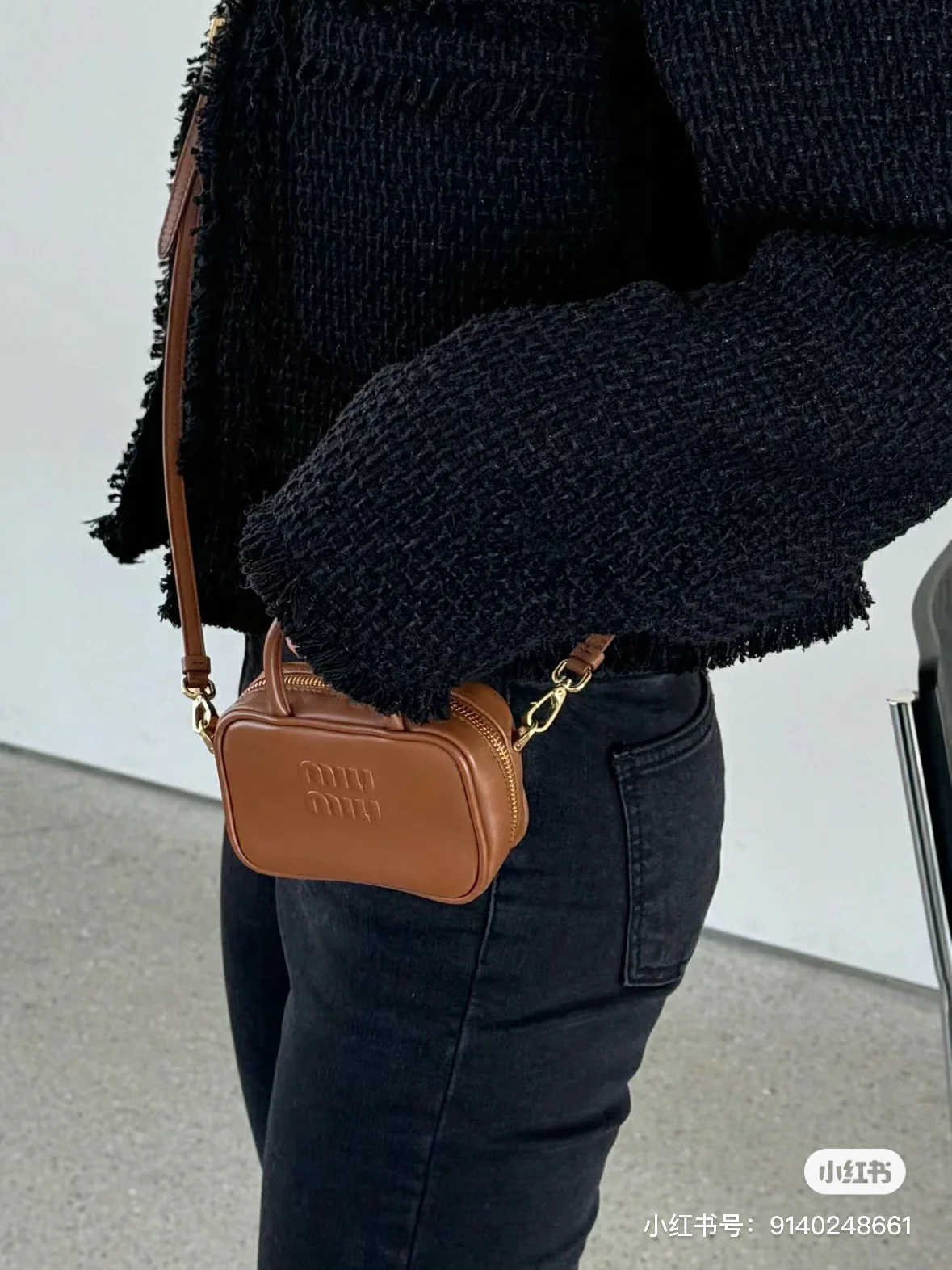 Мини-портфель Miu Miu с брелоком — из телячьей кожи.