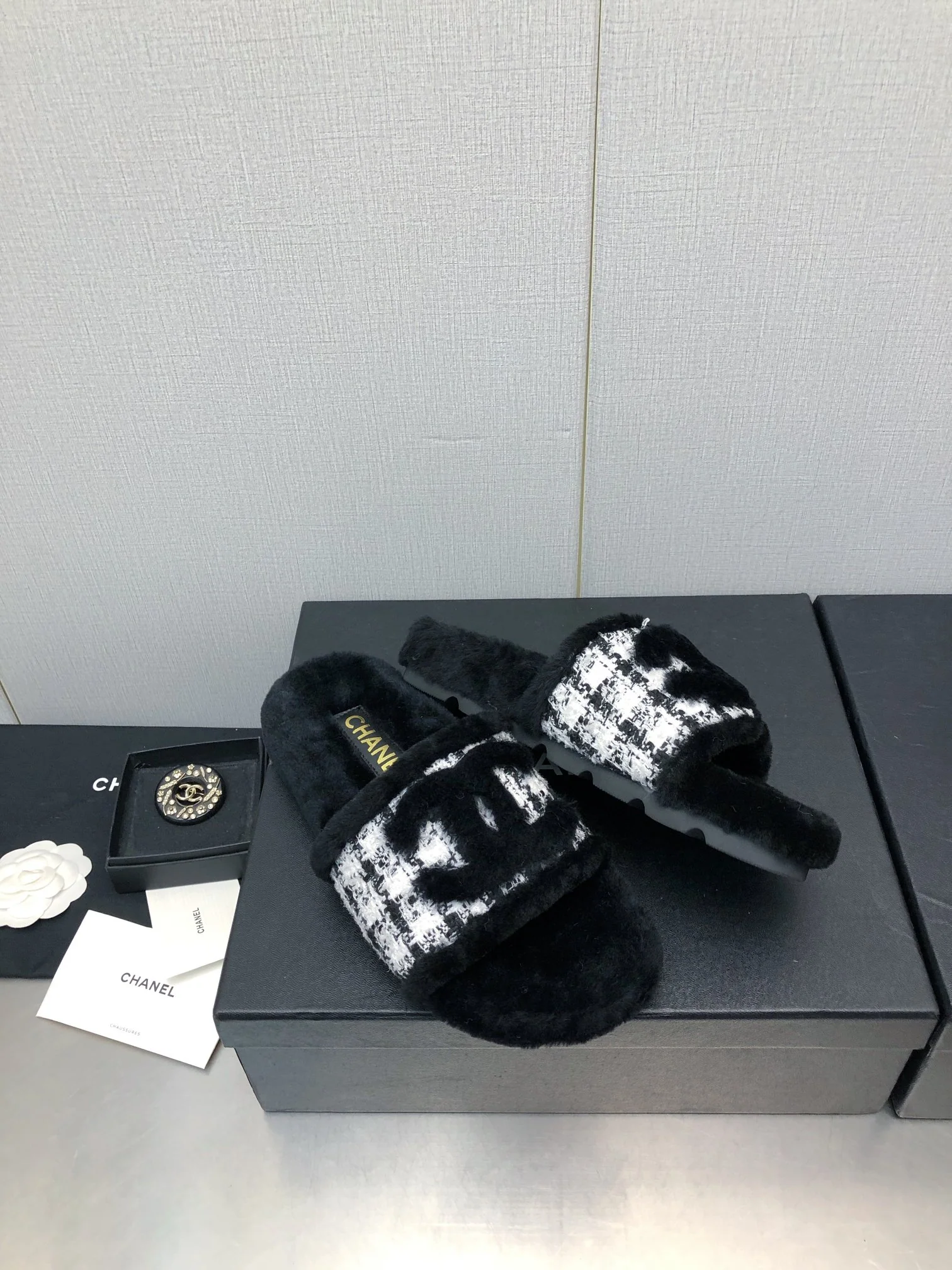 Новинка сезона осень/зима 2023 от Chanel - шерстяные клетчатые тапочки - белые.