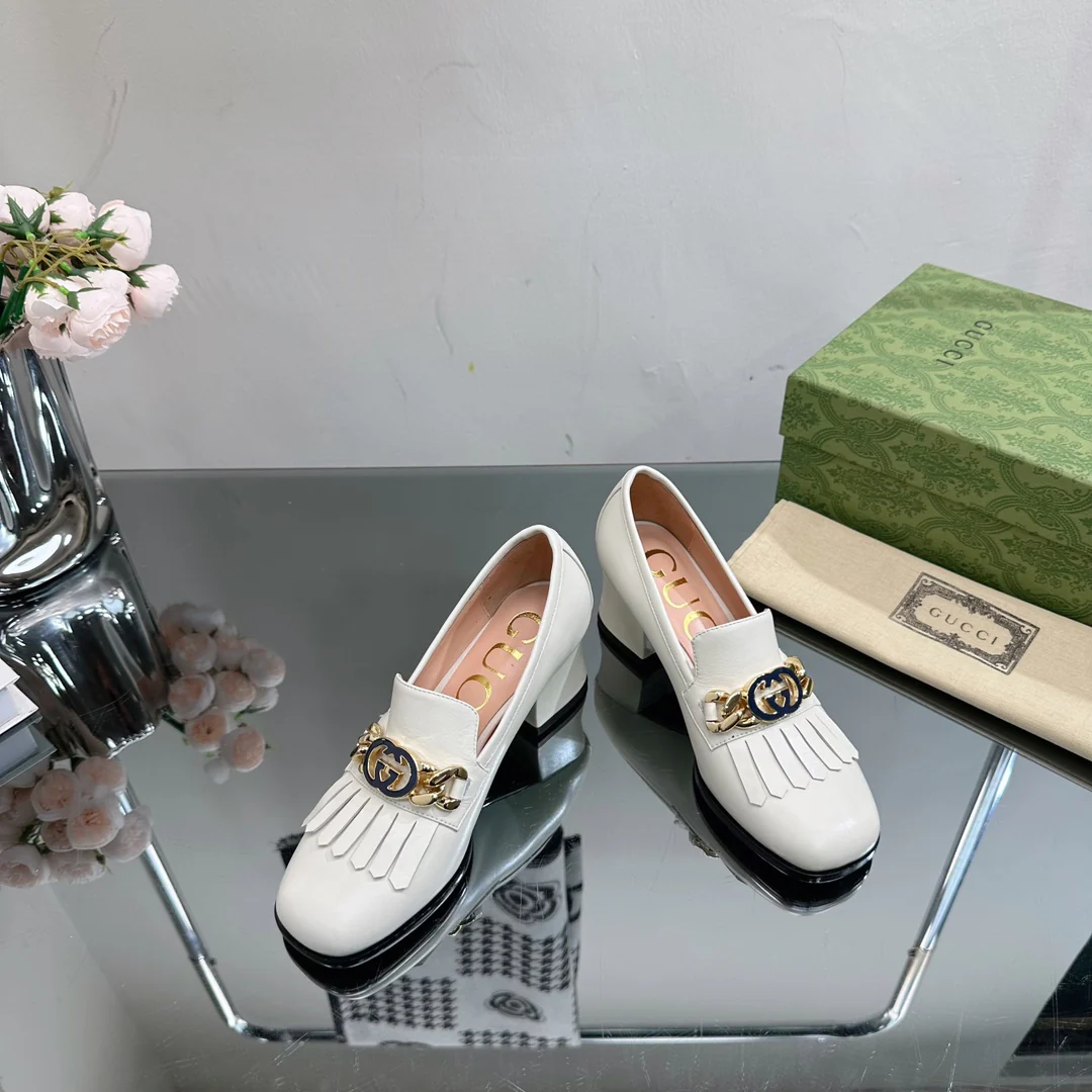 Новинка сезона осень/зима 2023 от Gucci - Лоферы на высоком каблуке из кожи - Белые