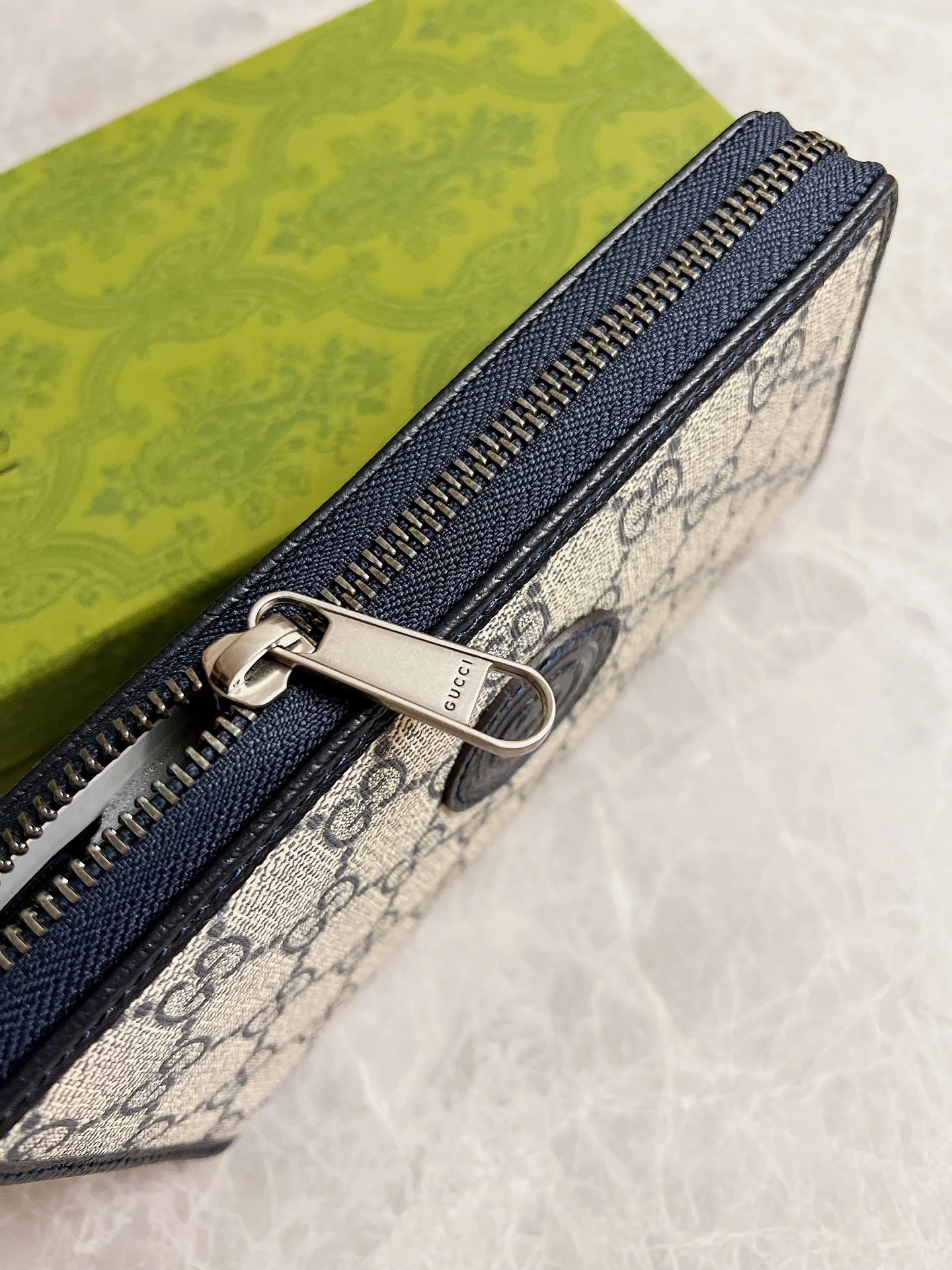 Длинный кошелек Gucci из синего ПВХ с молнией