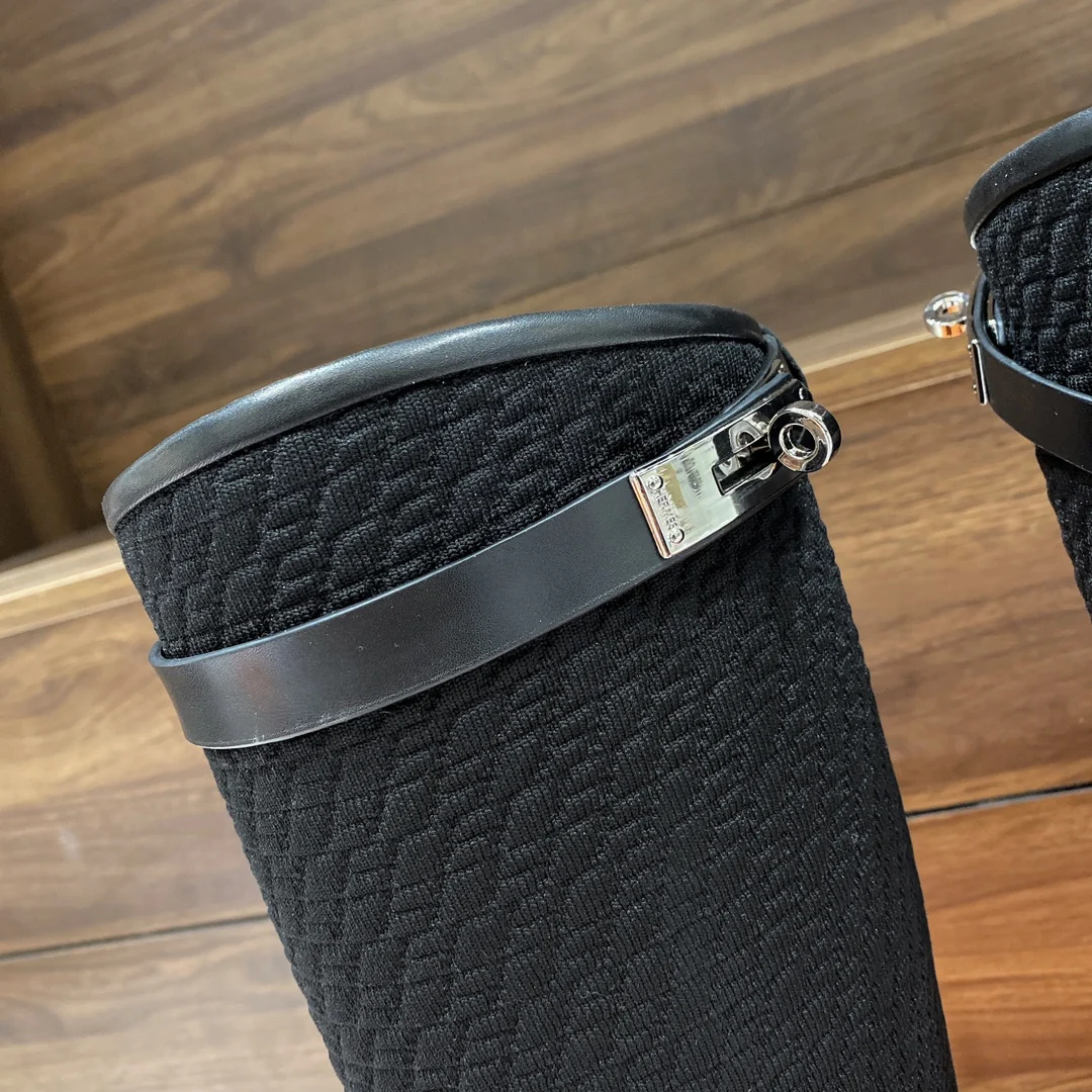 Новинка сезона осень/зима 2022 от Hermes - Ботинки Kelly с тиснением - Черные