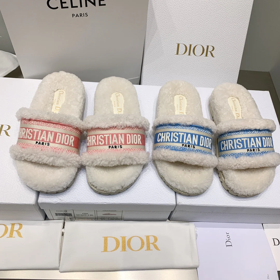 Меховые тапочки Dior на платформе с вышивкой - белые/розовые