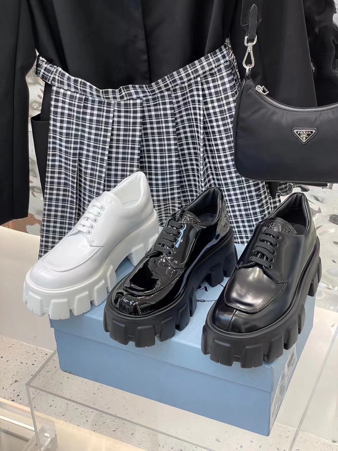 Повседневные туфли на платформе Prada 2024 — изображение из коллекции