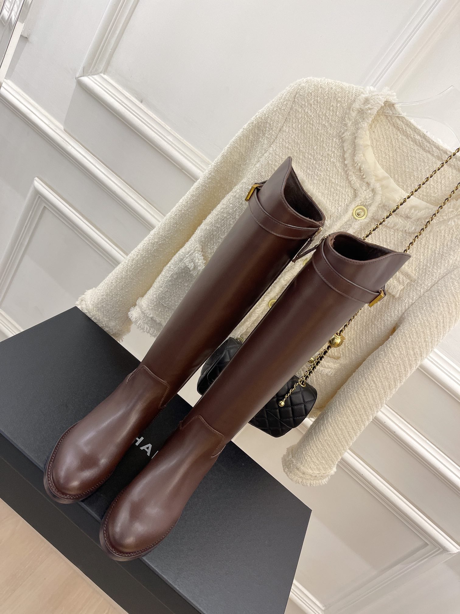 Новинка сезона осень/зима 2023 от Chanel - Классические сапоги для верховой езды - Высокие сапоги - Кофейно-коричневый цвет