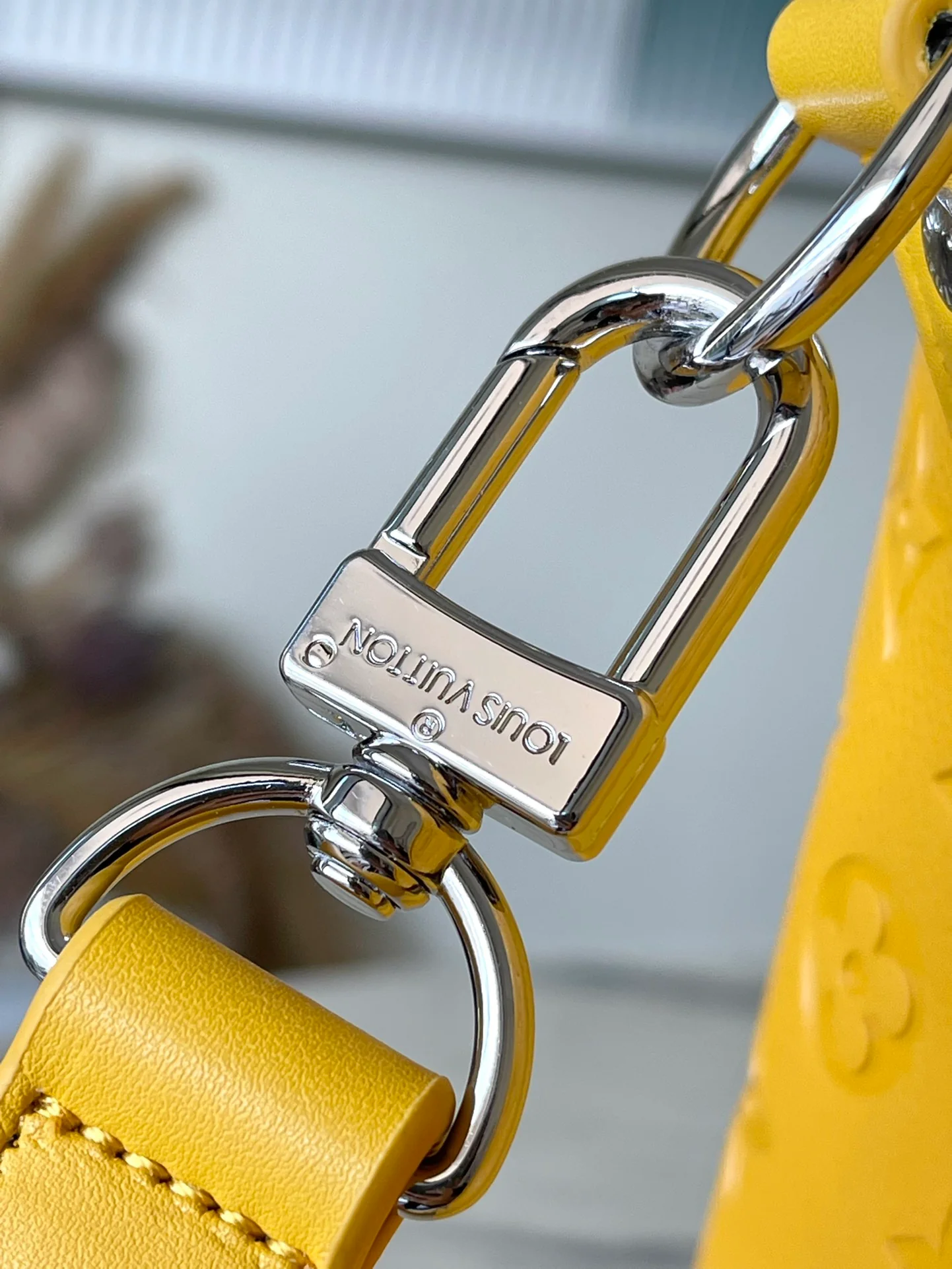 m23748-LV-keepall-bandouliere-ярко-желтая дорожная сумка