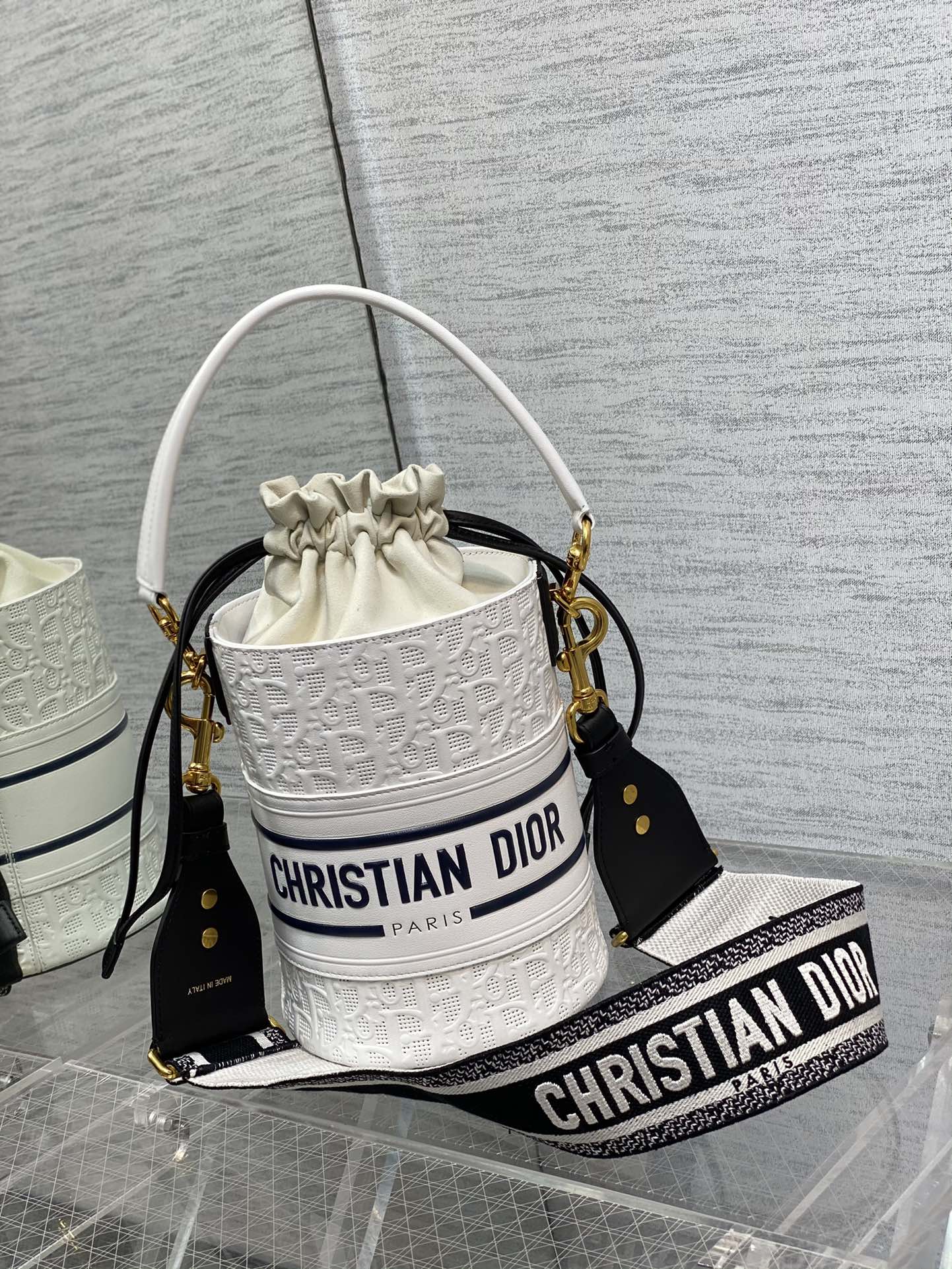 Коллекция Dior весна/лето 2022 Vibe - Сумка-ведро с тиснением - 1