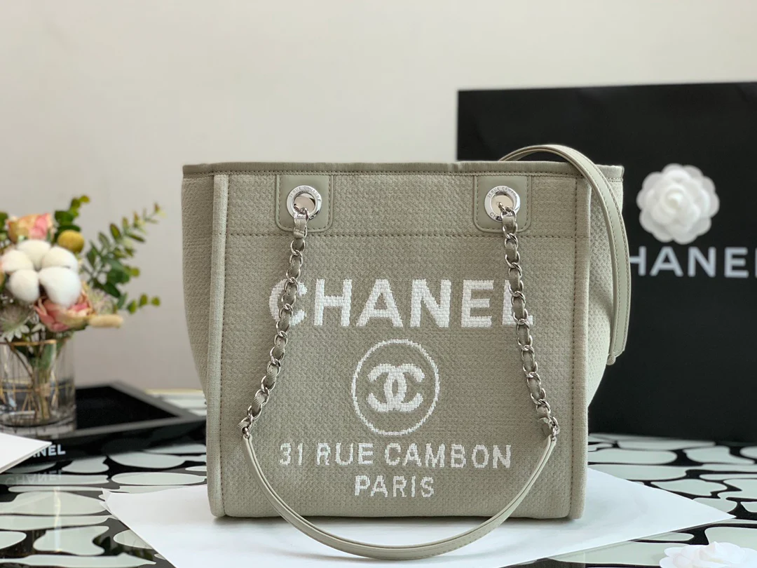 Пляжная сумка Chanel из коллекции осень/зима 2022 — бежевая — маленькая.