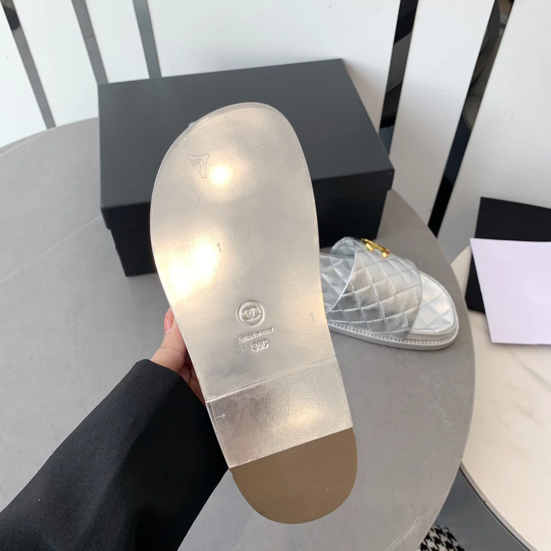 Новинка сезона осень/зима 2022 от Chanel - Тапочки из овечьей кожи - Серебристые