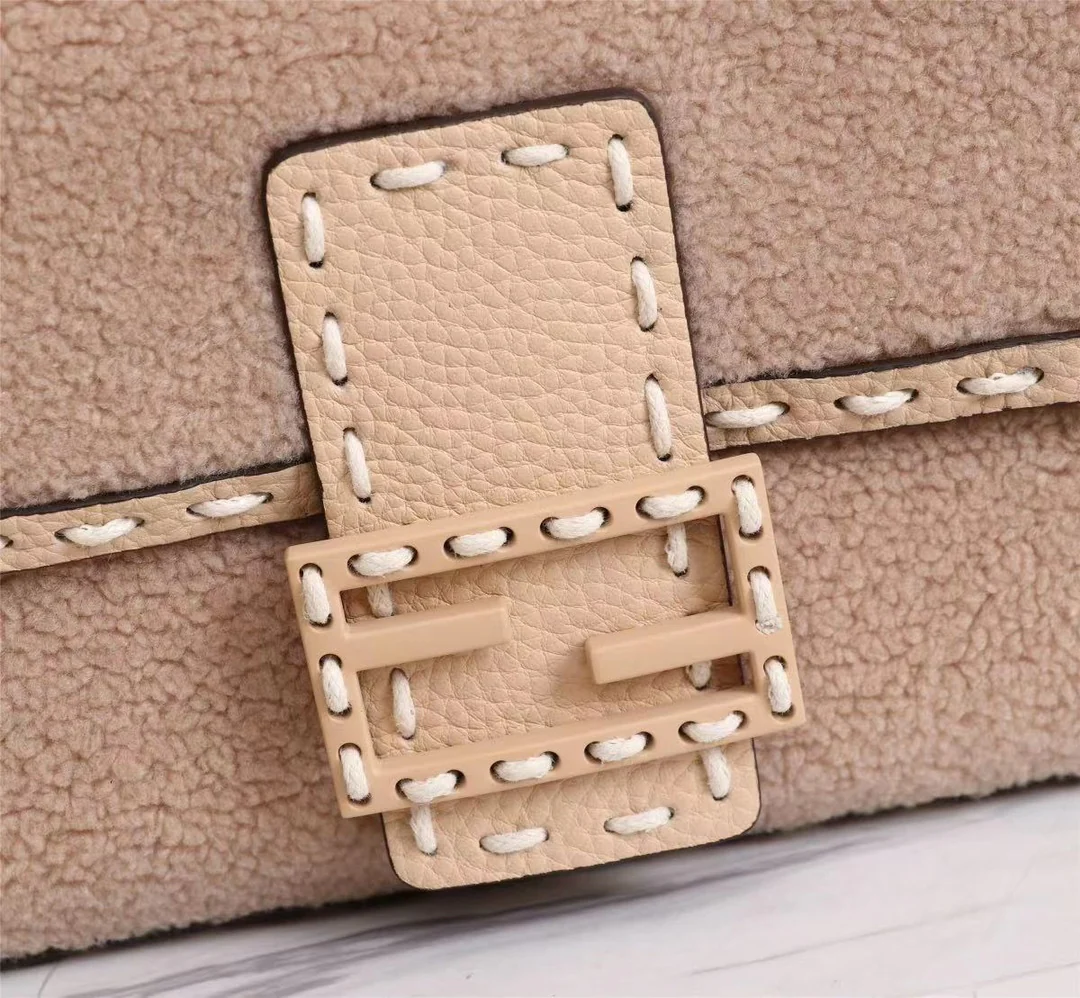 Сумка Fendi Baguette Medium Apricot из овечьей шерсти