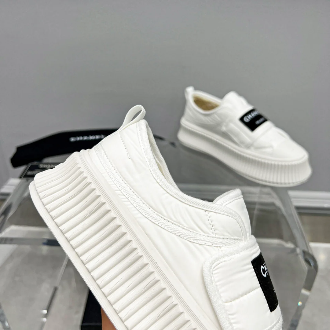 Новинка сезона осень/зима 2022 от Chanel - повседневные туфли на платформе с застежкой-липучкой - белые.