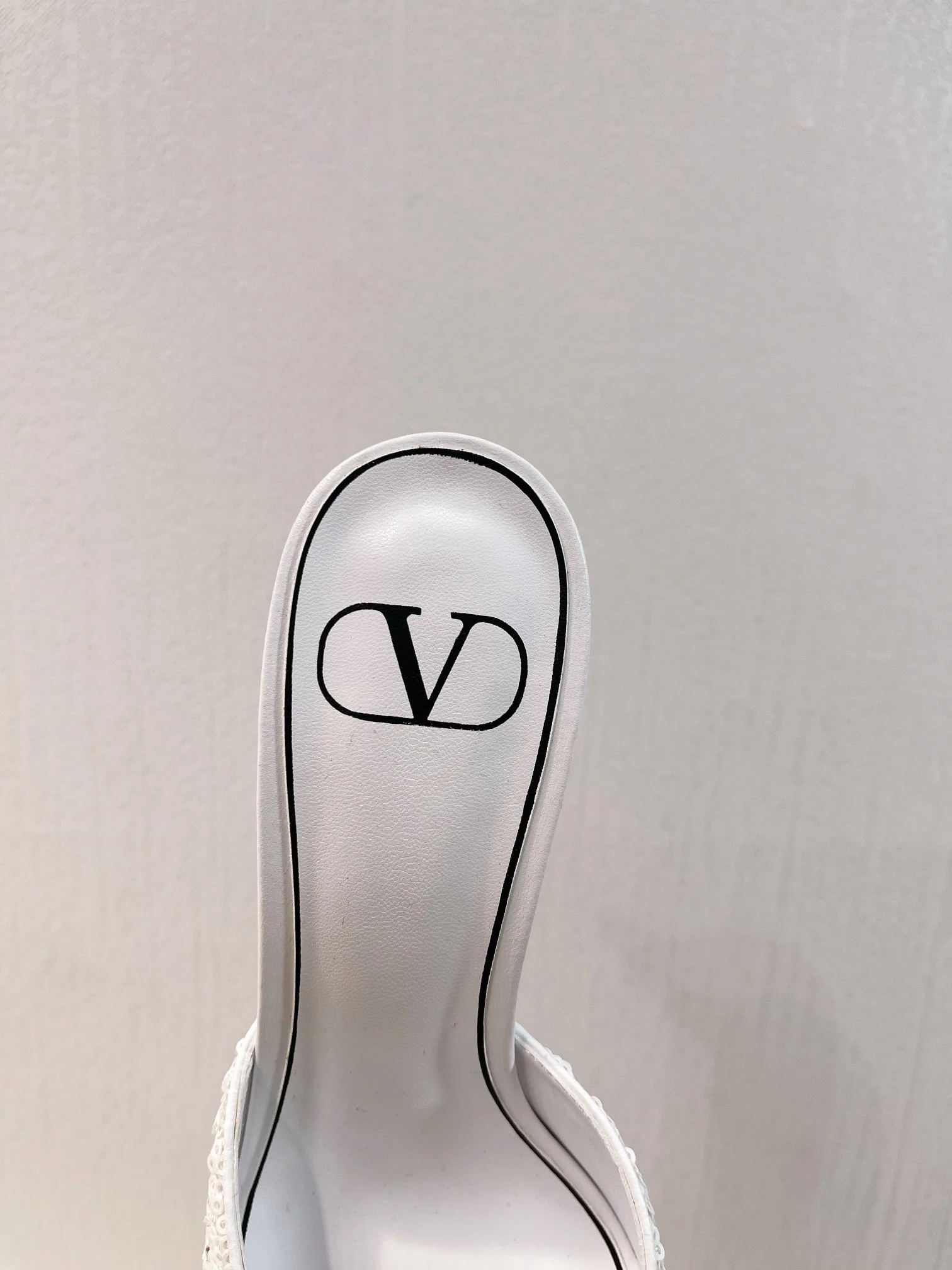 Новинка с официального сайта Valentino 2023 — Блестящие полосатые босоножки на высоком каблуке — 8 см — Белые