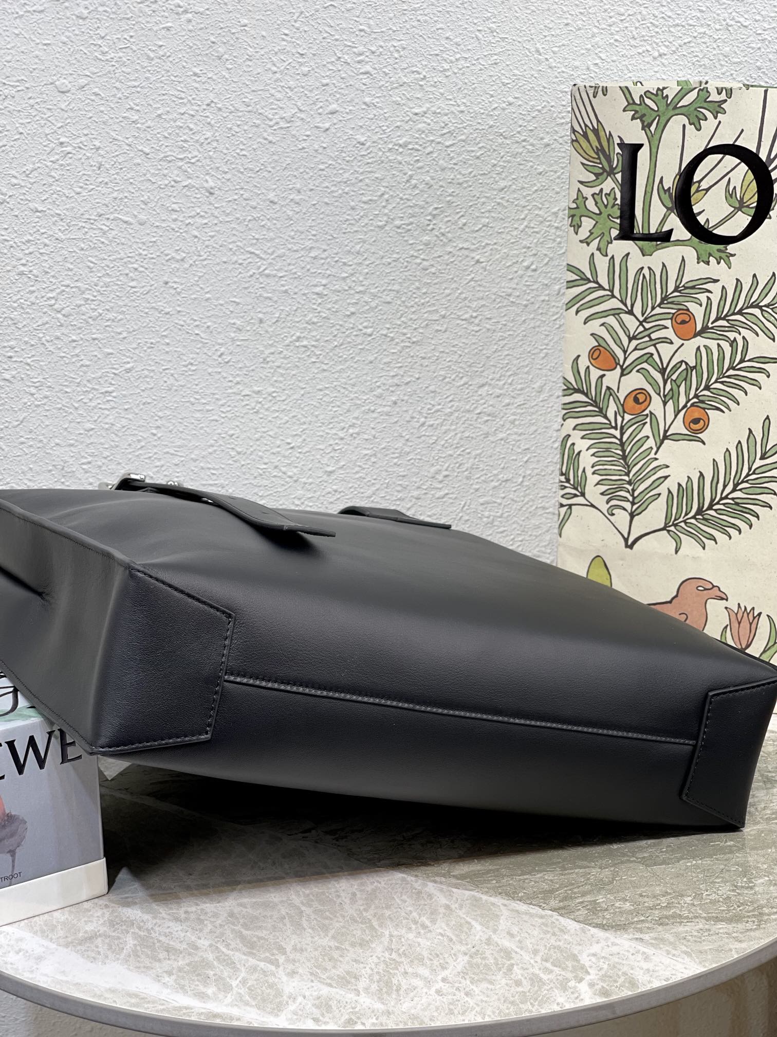 Сумка-тоут Loewe с прямой застежкой и регулируемой длиной ручек.