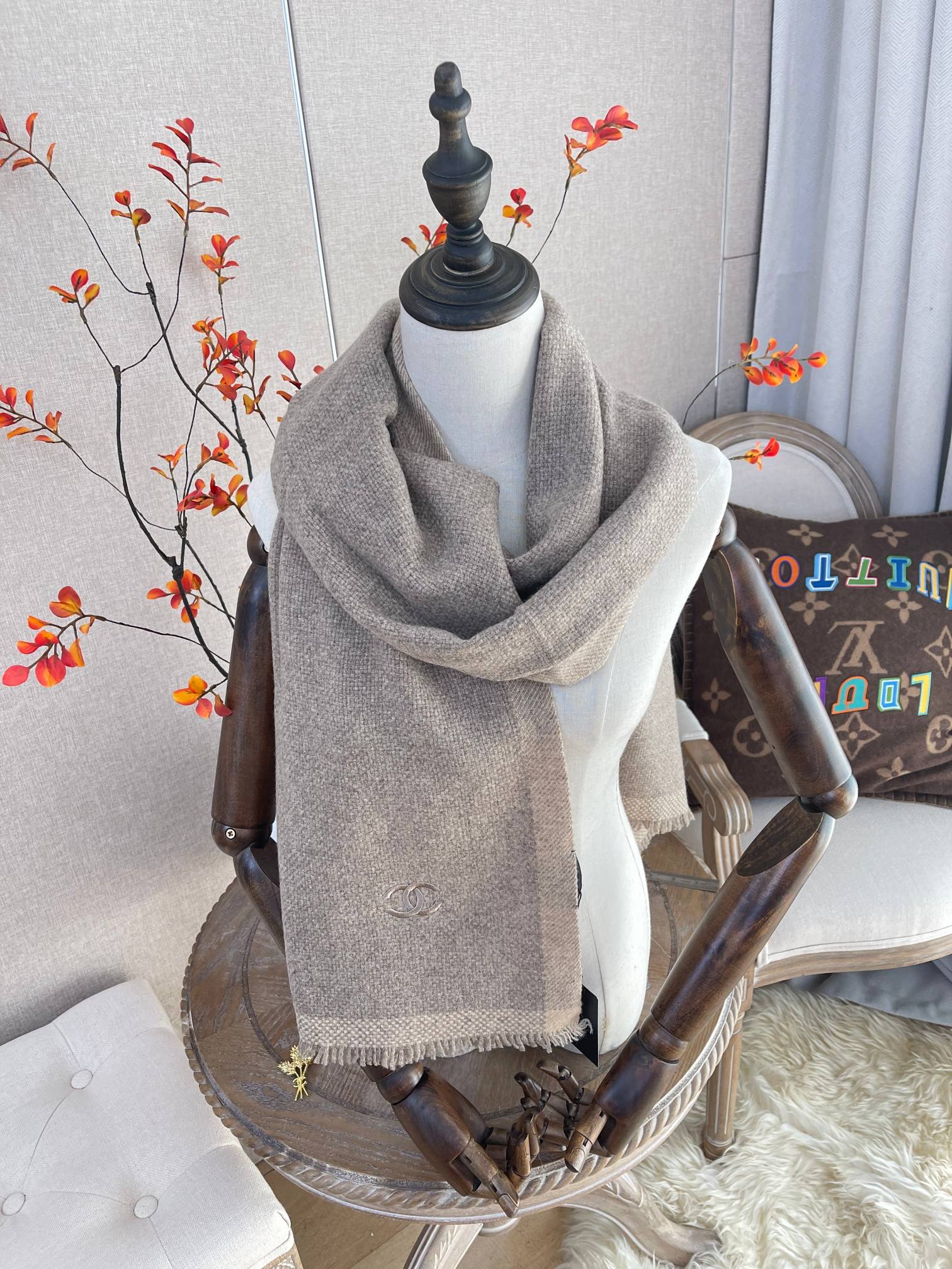Chanel - Ультратеплый шарф из высококачественного кашемира - В комплекте брошь в виде колосьев пшеницы - 60-180 см