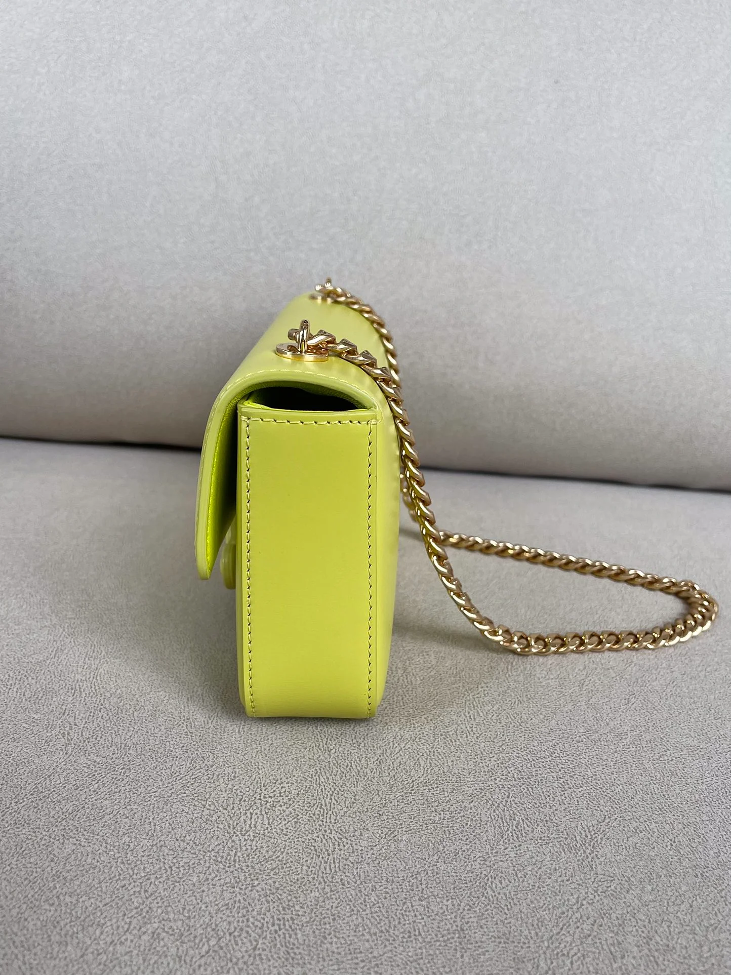 Сумка Celine Triomphe на плечо из глянцевой телячьей кожи с цепочкой — лимонно-желтая.