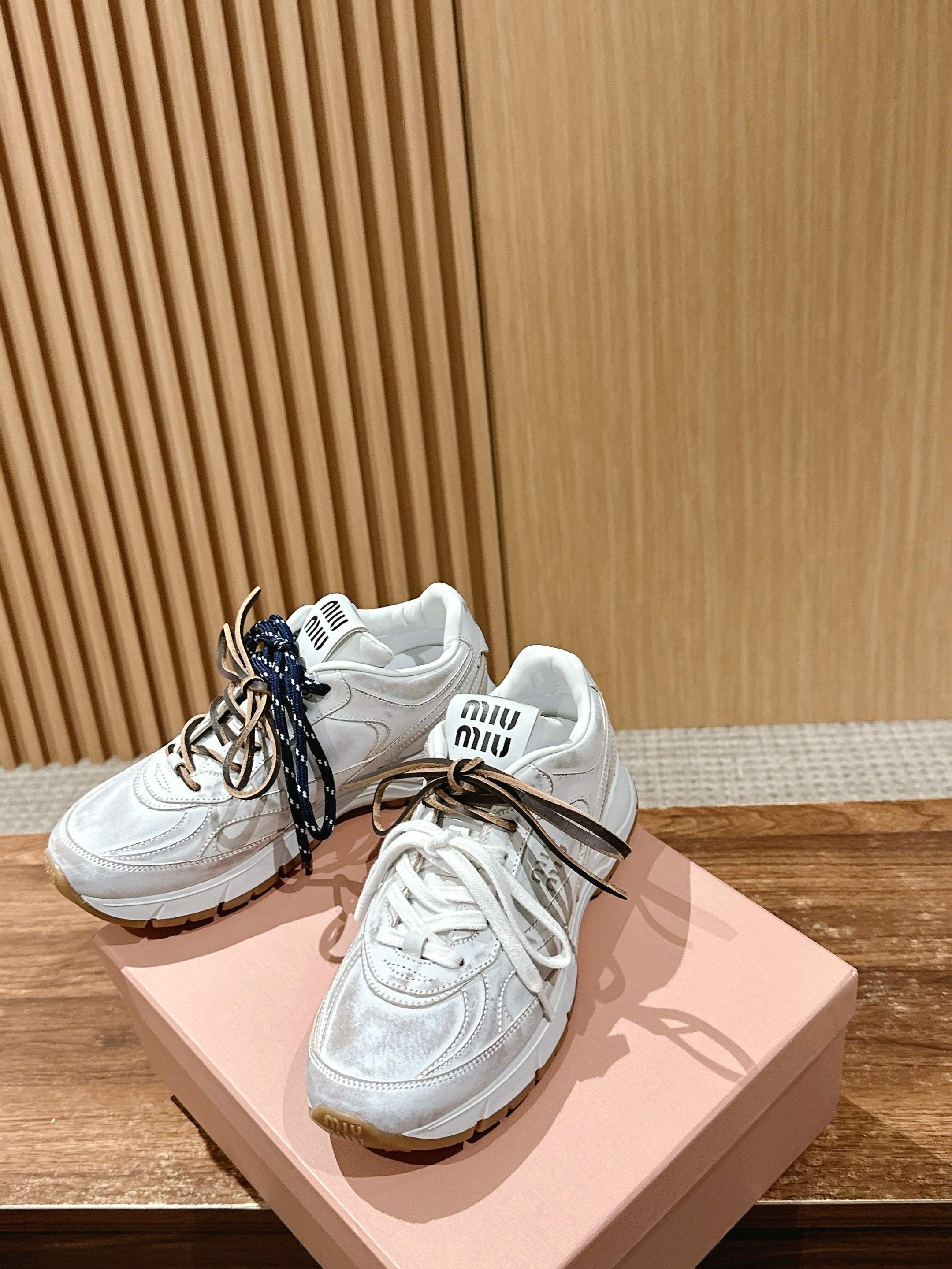 Miu Miu - Массивные туфли - Белый стиль 